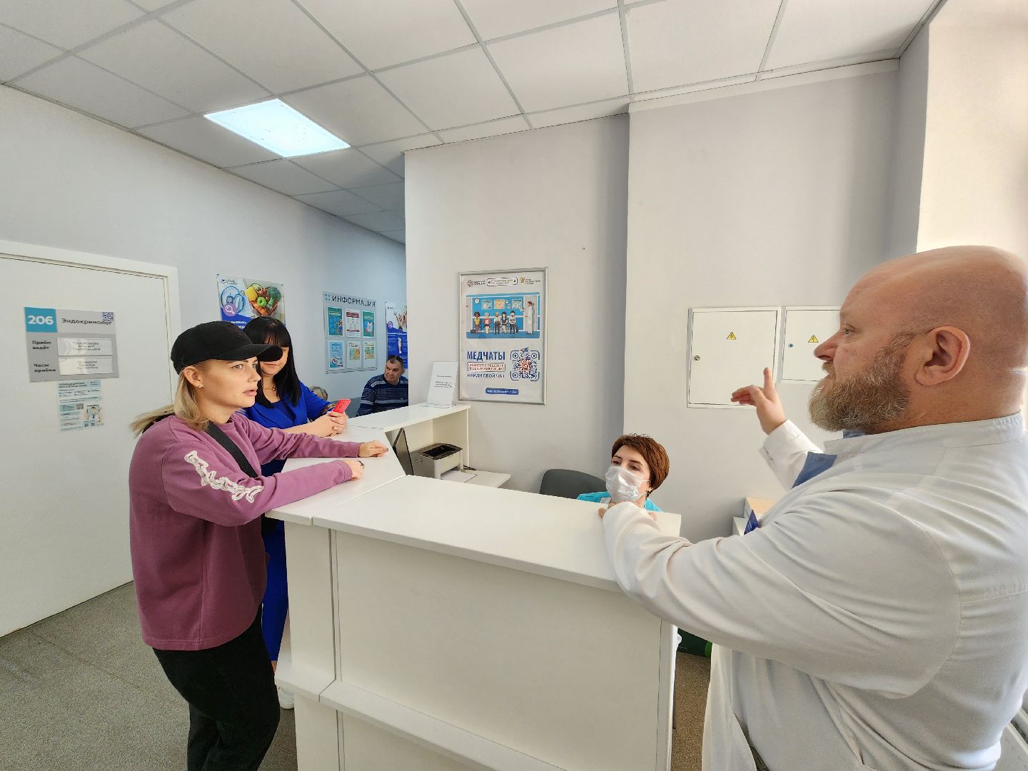 чехов, чеховская больница, поликлиники, сестринские посты, выдача справок и направлений, запись на прием к врачу, диспансерный учет, направления на анализы, разделение функционала врачей и медсестер, кьюар-коды, отдел качества, обращения пациентов, обратная связь, главврач чеховской больницы, андрей попов,