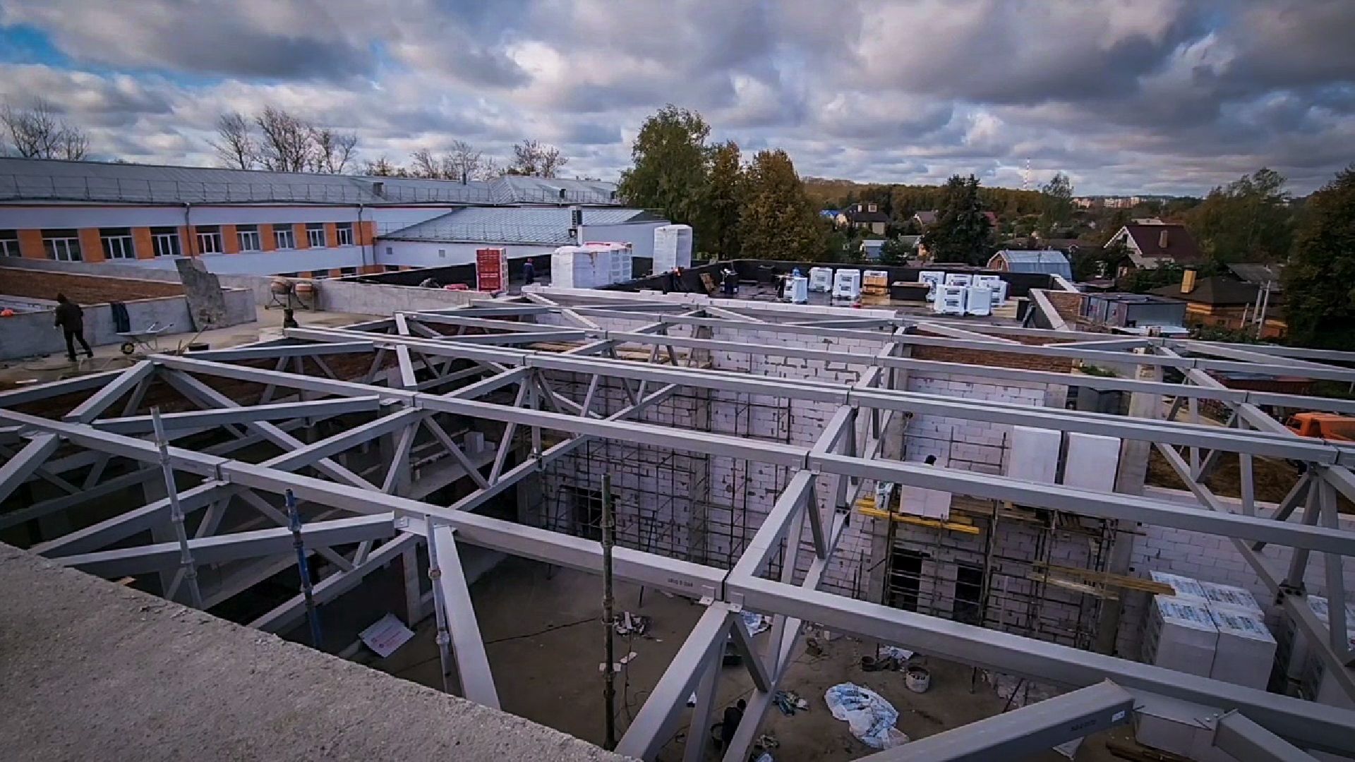 строительство пристройки к лицею в бронницах, бронницы , новый корпус лицея в бронницах, устройство кровли ,