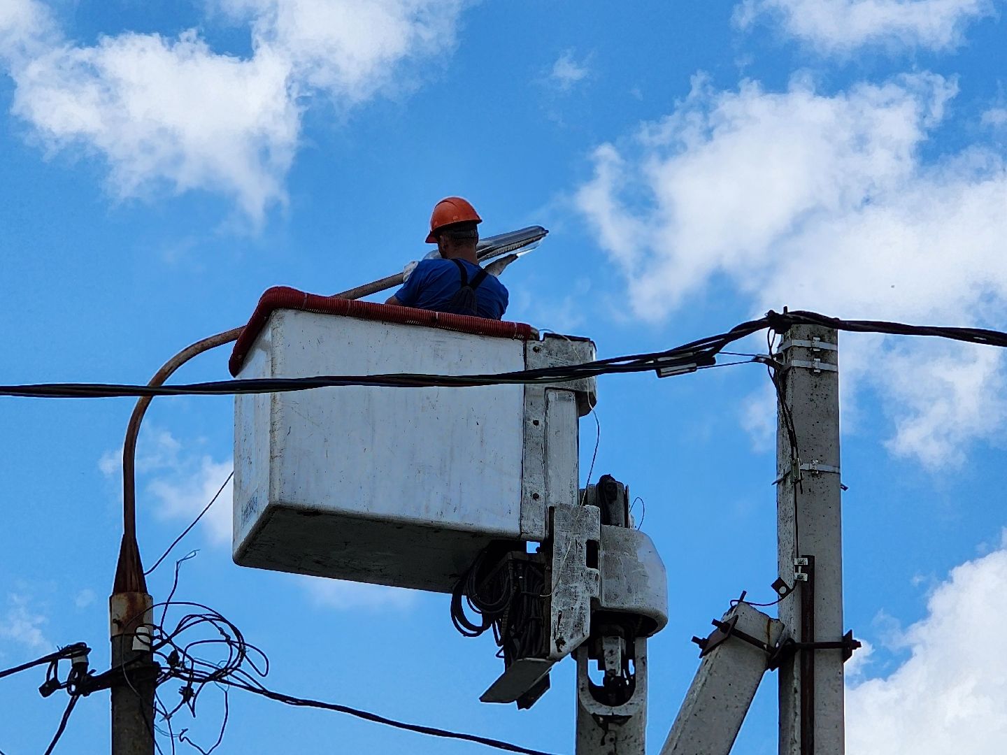 чехов, улица полиграфистов, уличное освещение, наружное освещение, замена светильников, ремонт фонарей, ремонт электропроводки,мбу чеховское благоустройство, содержание дорог, мосавтодор, портал добродел, обращения жителей,