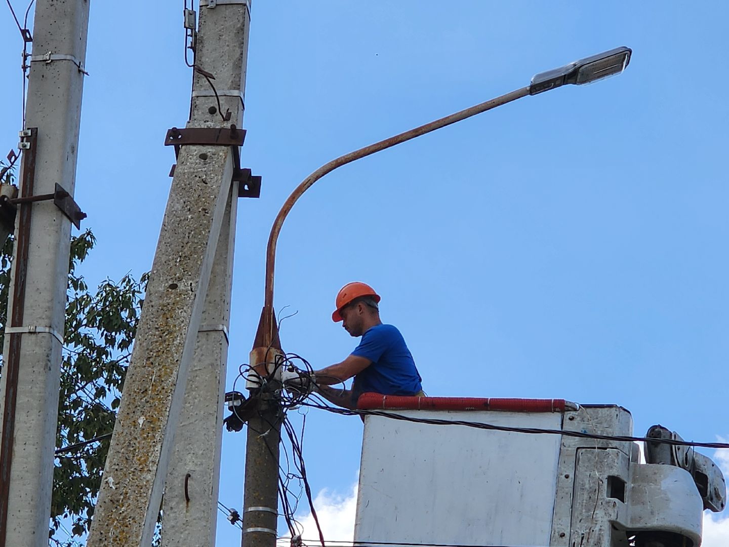 чехов, улица полиграфистов, уличное освещение, наружное освещение, замена светильников, ремонт фонарей, ремонт электропроводки,мбу чеховское благоустройство, содержание дорог, мосавтодор, портал добродел, обращения жителей,