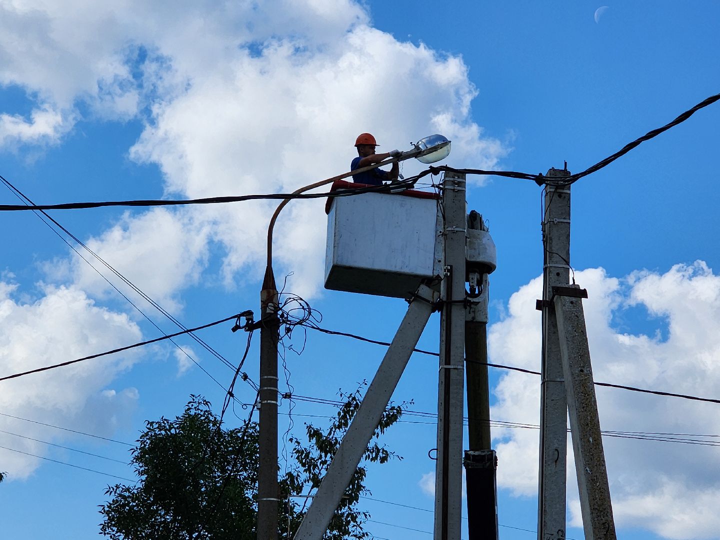 чехов, улица полиграфистов, уличное освещение, наружное освещение, замена светильников, ремонт фонарей, ремонт электропроводки,мбу чеховское благоустройство, содержание дорог, мосавтодор, портал добродел, обращения жителей,