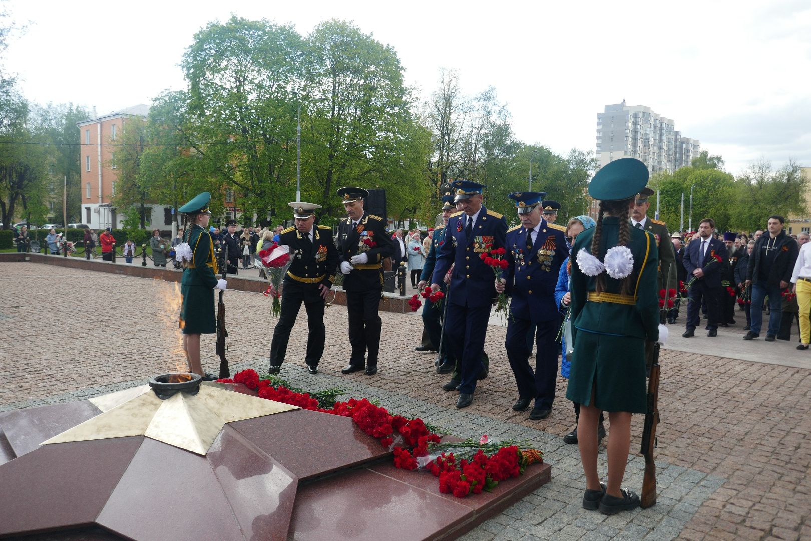 Подольск, возложение цветов, День Победы, семья