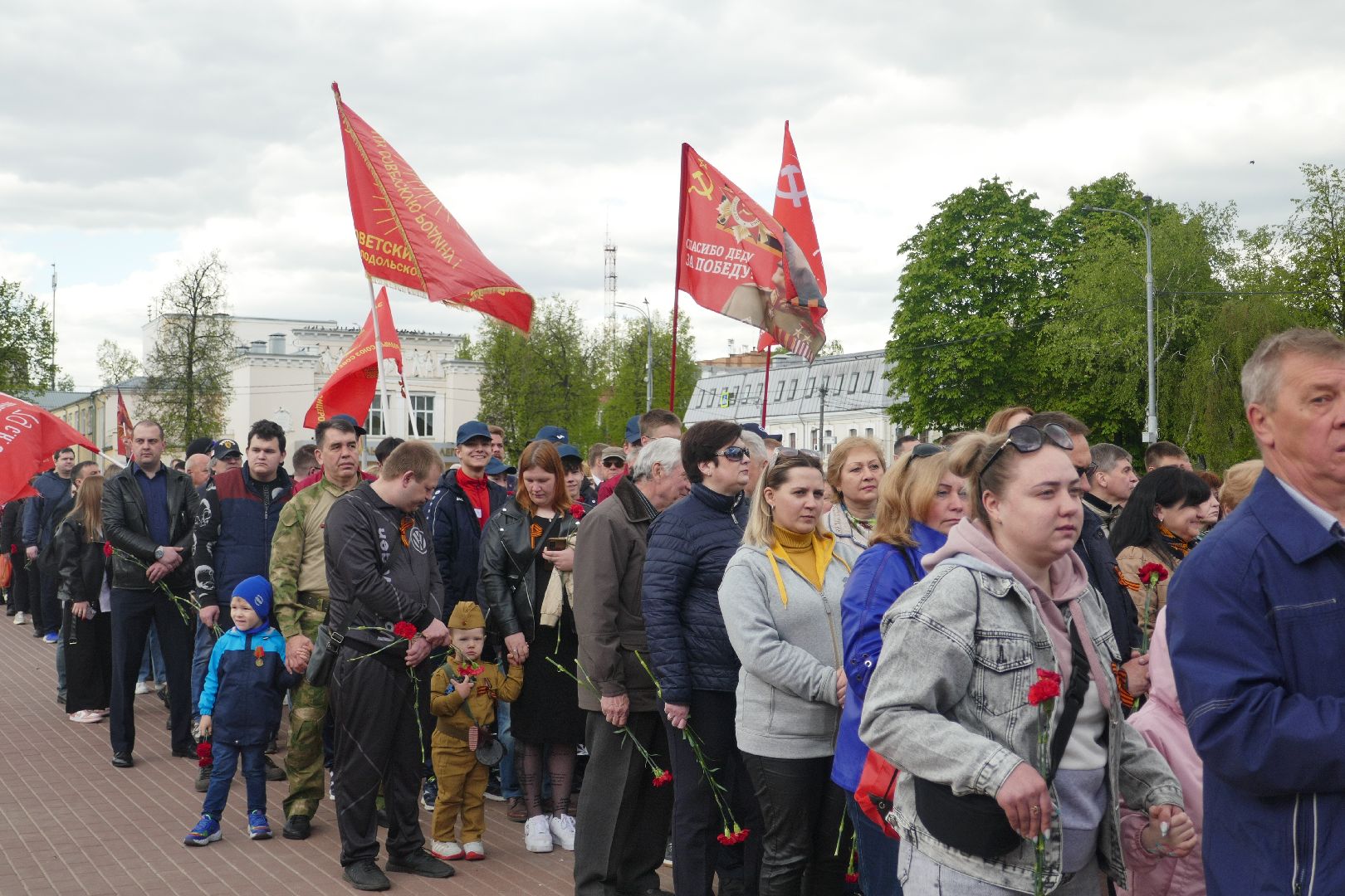 Подольск, возложение цветов, День Победы, семья