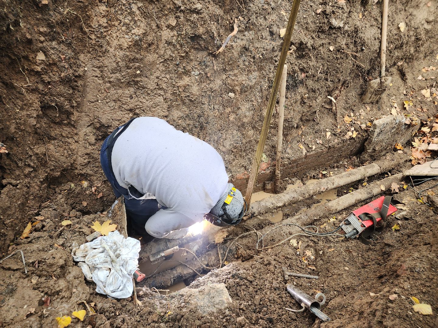 чехов, микрорайон полиграфкомбинат, авария на теплосети, утечка теплоносителя, прорыв трубы отопления, ликвидация аварии,   обращения жителей, портал добродел, устранение утечки, глава округа михаил собакин, поручение главы округа, мп жкх чеховского района, жилые дома, социальные объекты,аварийная бригада, спецтехника,