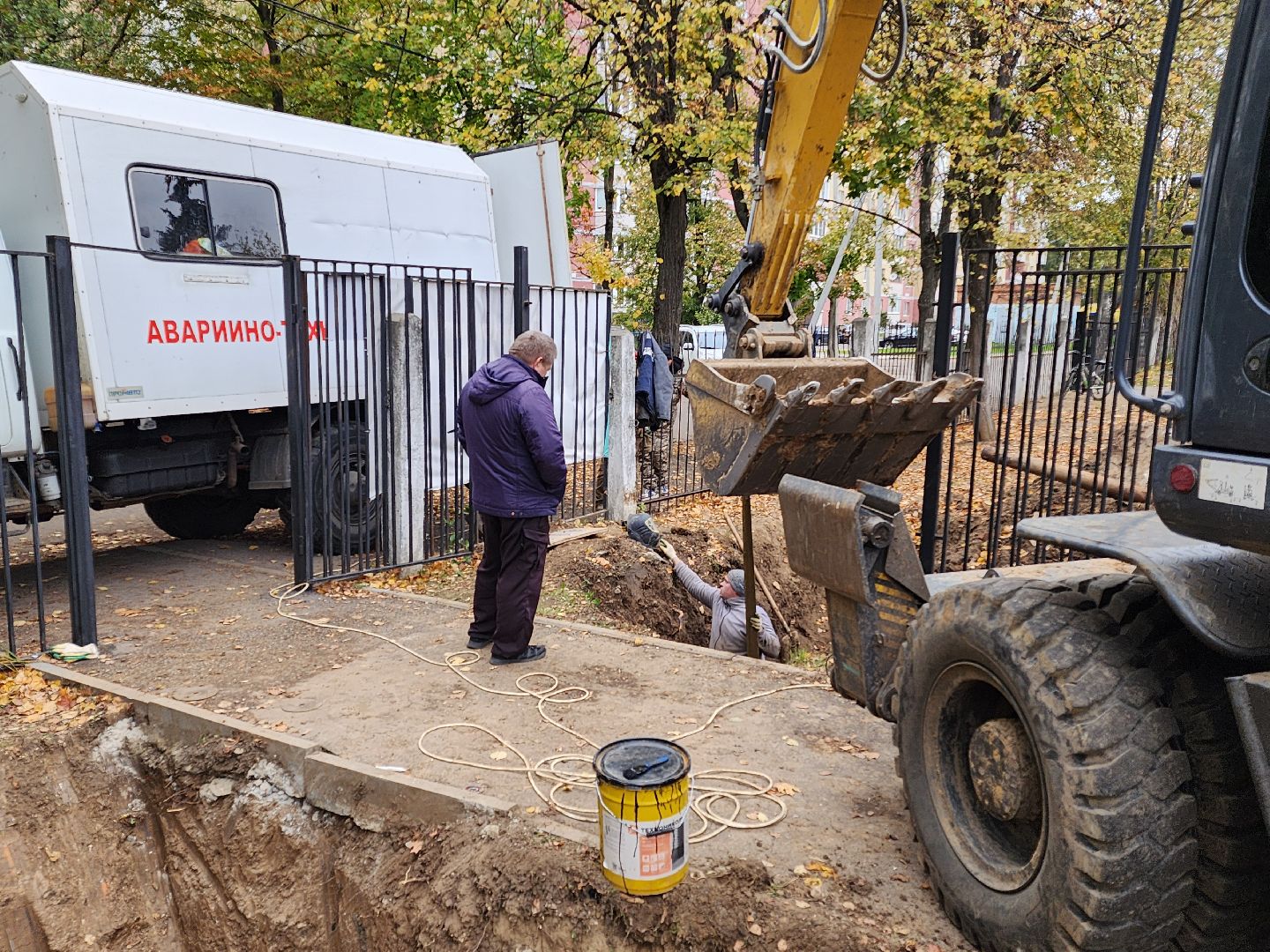 чехов, микрорайон полиграфкомбинат, авария на теплосети, утечка теплоносителя, прорыв трубы отопления, ликвидация аварии,   обращения жителей, портал добродел, устранение утечки, глава округа михаил собакин, поручение главы округа, мп жкх чеховского района, жилые дома, социальные объекты,аварийная бригада, спецтехника,