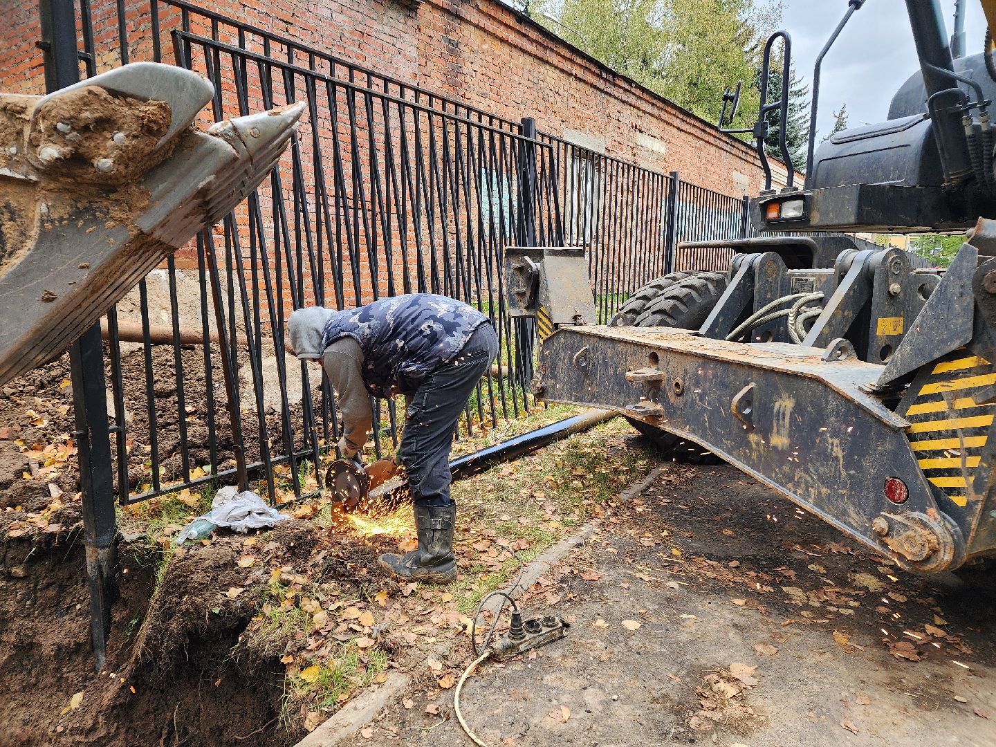 чехов, микрорайон полиграфкомбинат, авария на теплосети, утечка теплоносителя, прорыв трубы отопления, ликвидация аварии,   обращения жителей, портал добродел, устранение утечки, глава округа михаил собакин, поручение главы округа, мп жкх чеховского района, жилые дома, социальные объекты,аварийная бригада, спецтехника,