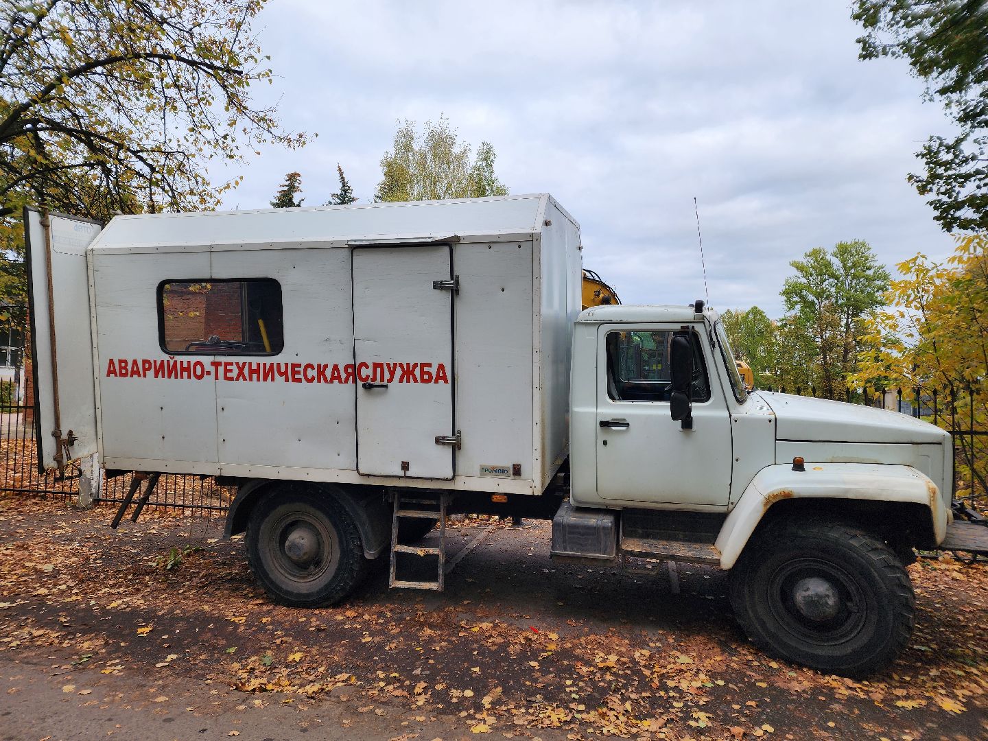чехов, микрорайон полиграфкомбинат, авария на теплосети, утечка теплоносителя, прорыв трубы отопления, ликвидация аварии,   обращения жителей, портал добродел, устранение утечки, глава округа михаил собакин, поручение главы округа, мп жкх чеховского района, жилые дома, социальные объекты,аварийная бригада, спецтехника,