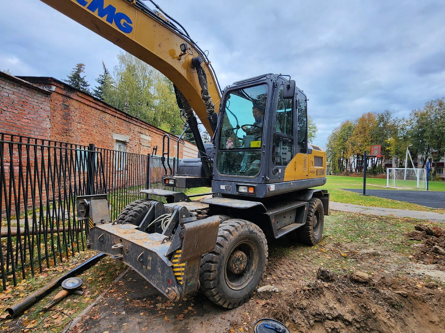 чехов, микрорайон полиграфкомбинат, авария на теплосети, утечка теплоносителя, прорыв трубы отопления, ликвидация аварии,   обращения жителей, портал добродел, устранение утечки, глава округа михаил собакин, поручение главы округа, мп жкх чеховского района, жилые дома, социальные объекты,аварийная бригада, спецтехника,