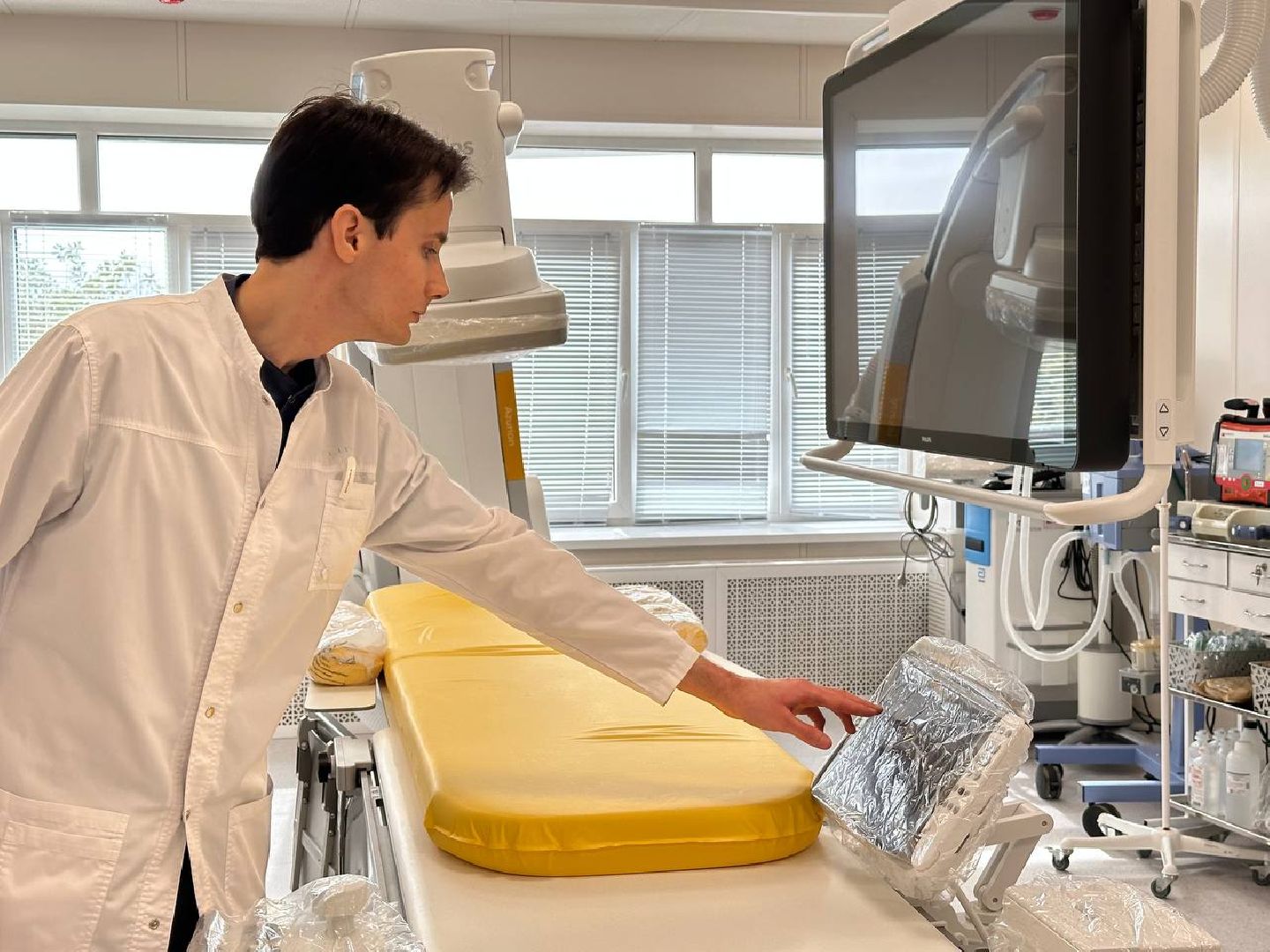 люди, медицина, молодой врач,