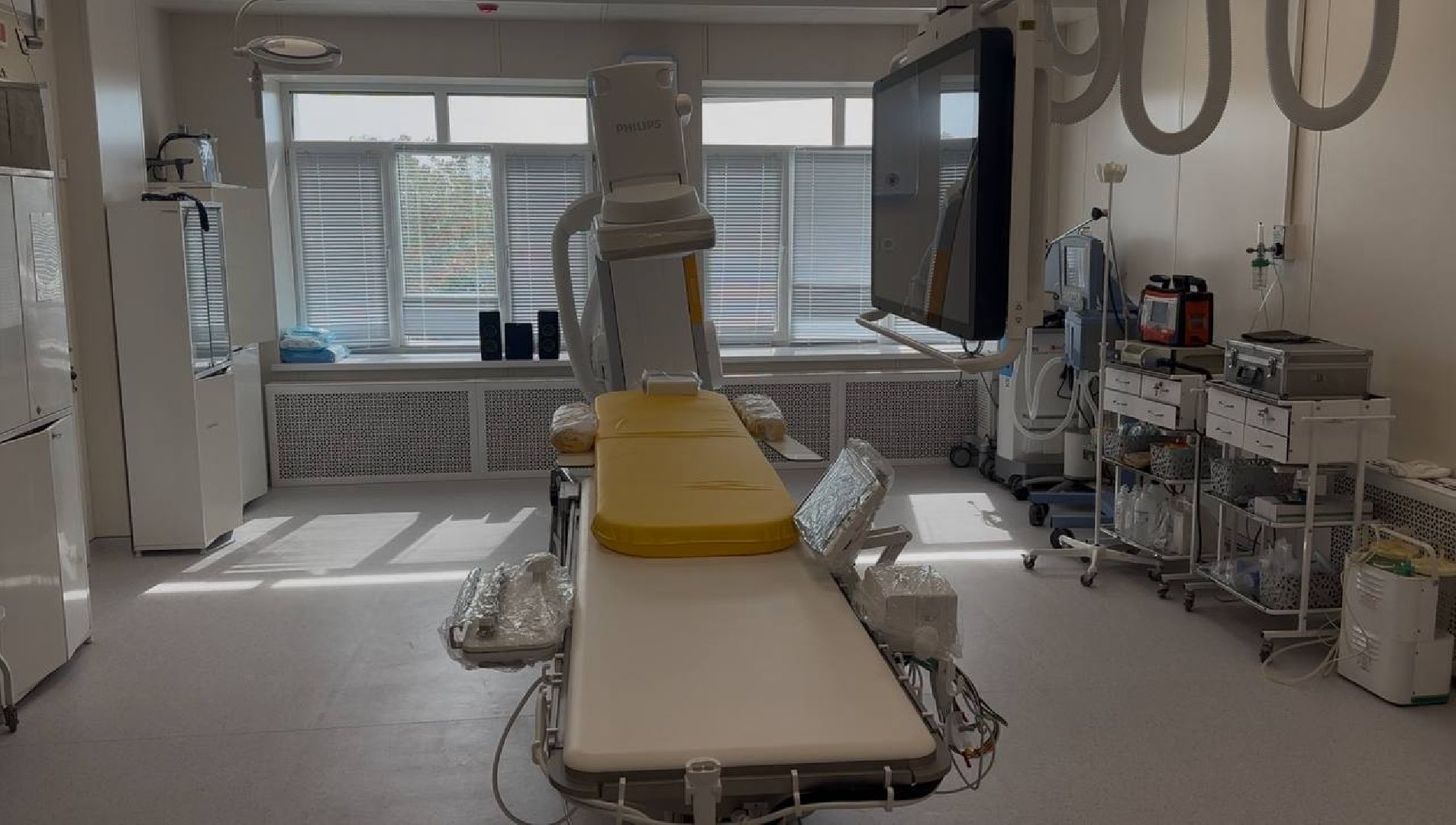 люди, медицина, молодой врач,