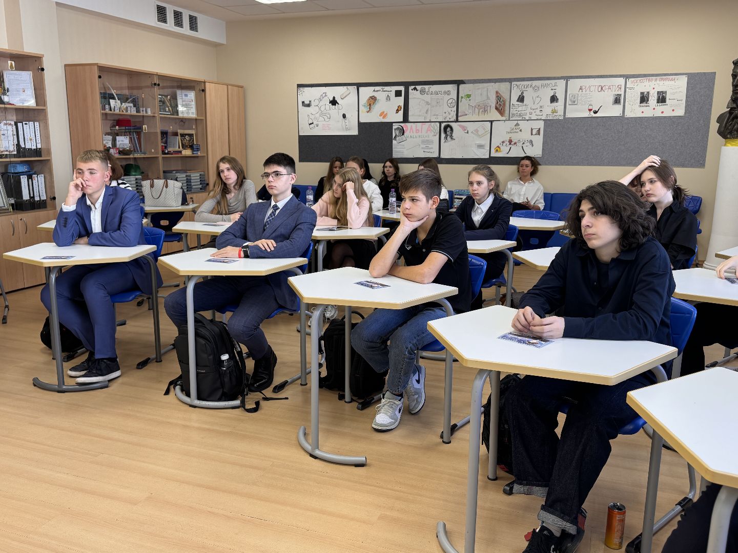 Филатуризм, Исследователь-путешественник Сушков, Спецгашение марки, Лицей МГИМО,