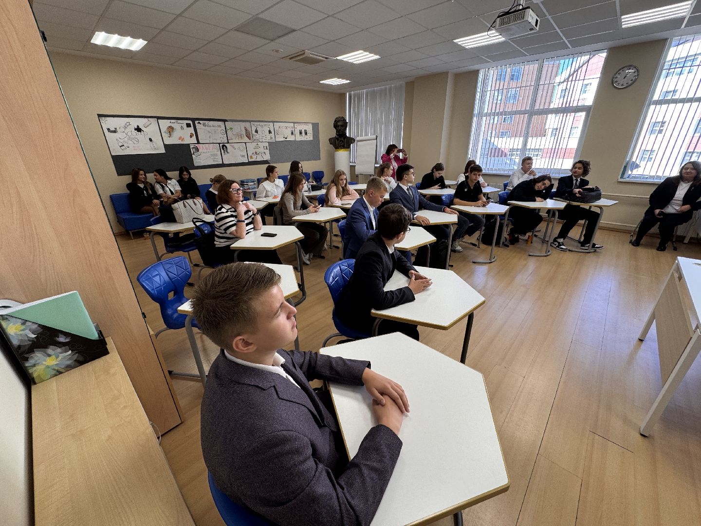 Филатуризм, Исследователь-путешественник Сушков, Спецгашение марки, Лицей МГИМО,