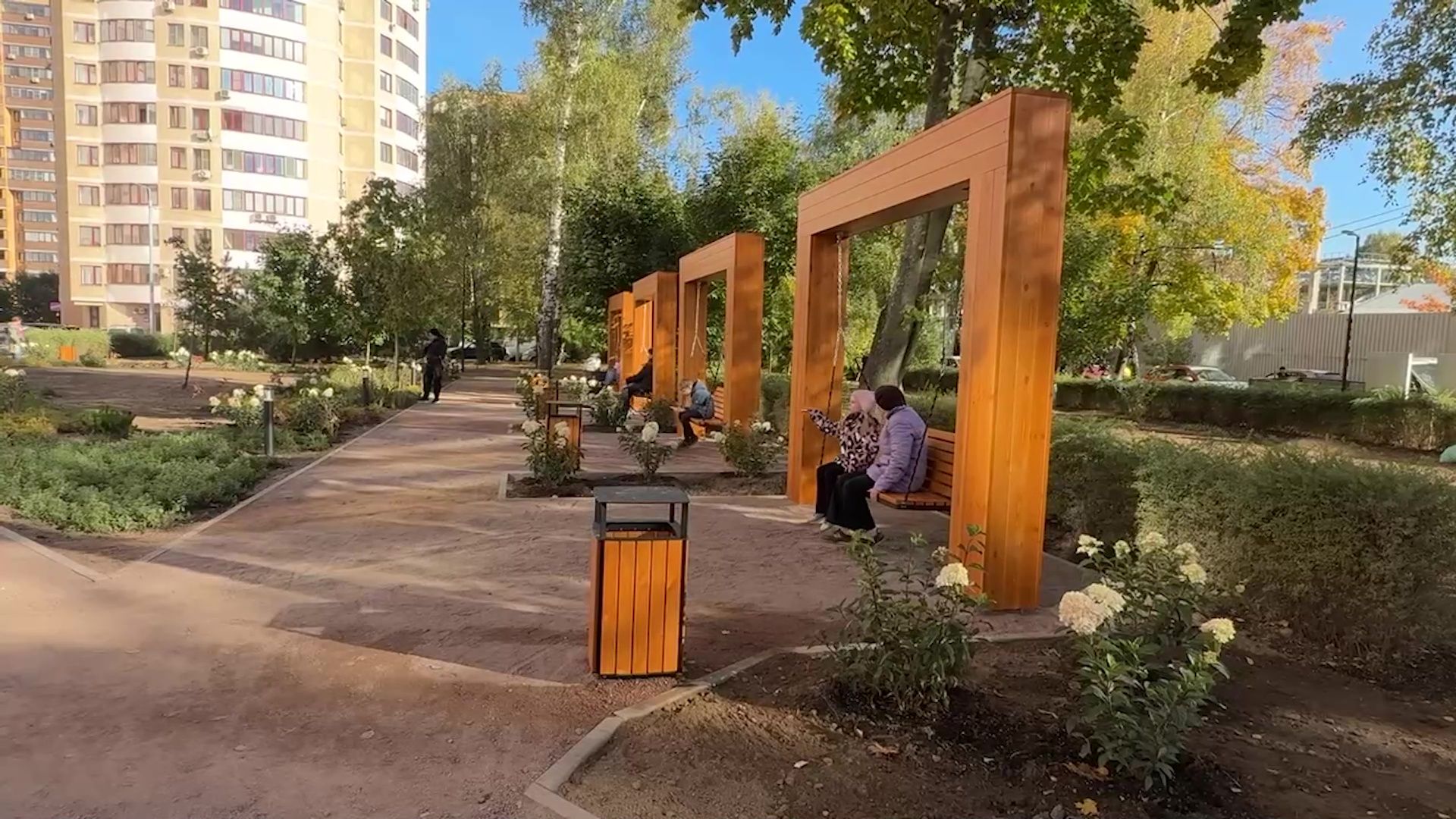 Реутов, благоустройство, сквер, качели, гортензии,