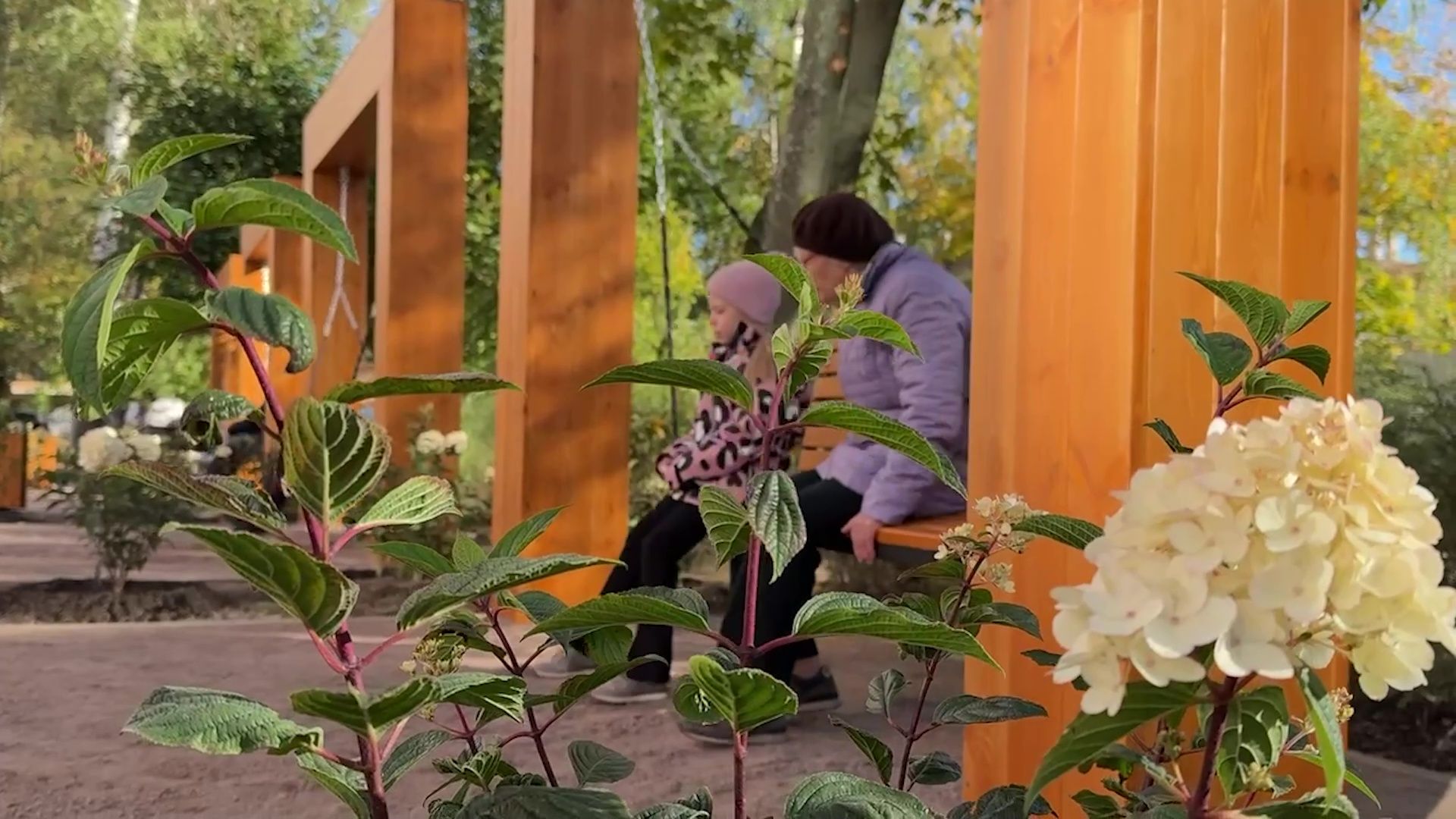 Реутов, благоустройство, сквер, качели, гортензии,