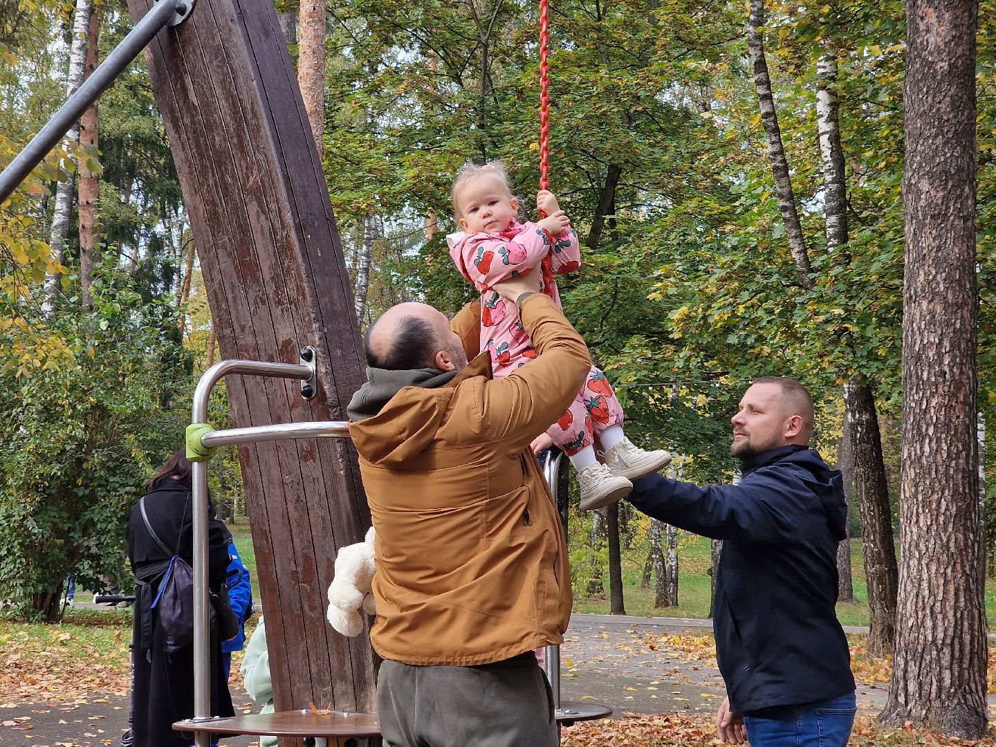 сломанную тарзанку починили в балашихе по просьбам жителей,парк пехорка балашиха,