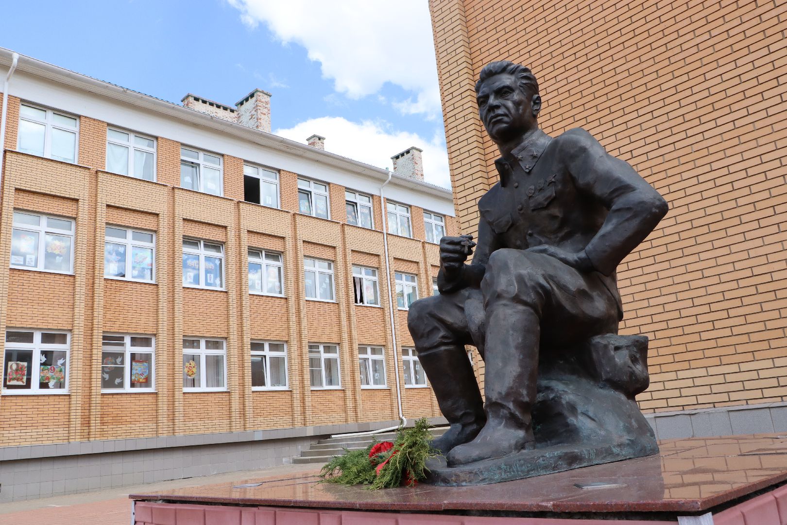 Серебряные Пруды, Парта Героя