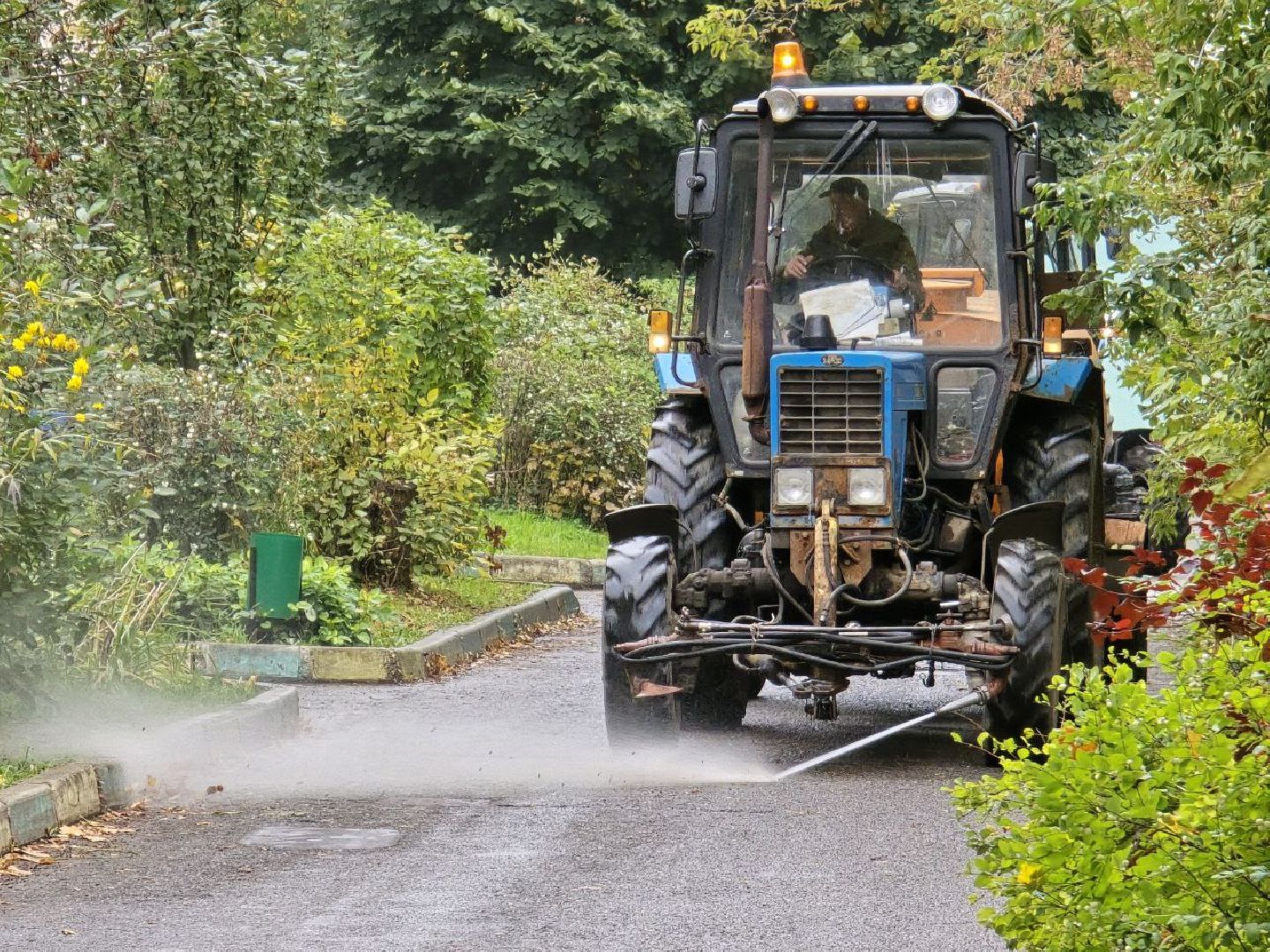 можайск, можайский муниципальный округ, подмосковье, благоустройство, уборка дворов, уборка дворов осенью, единый дорожно-транспортный центр,