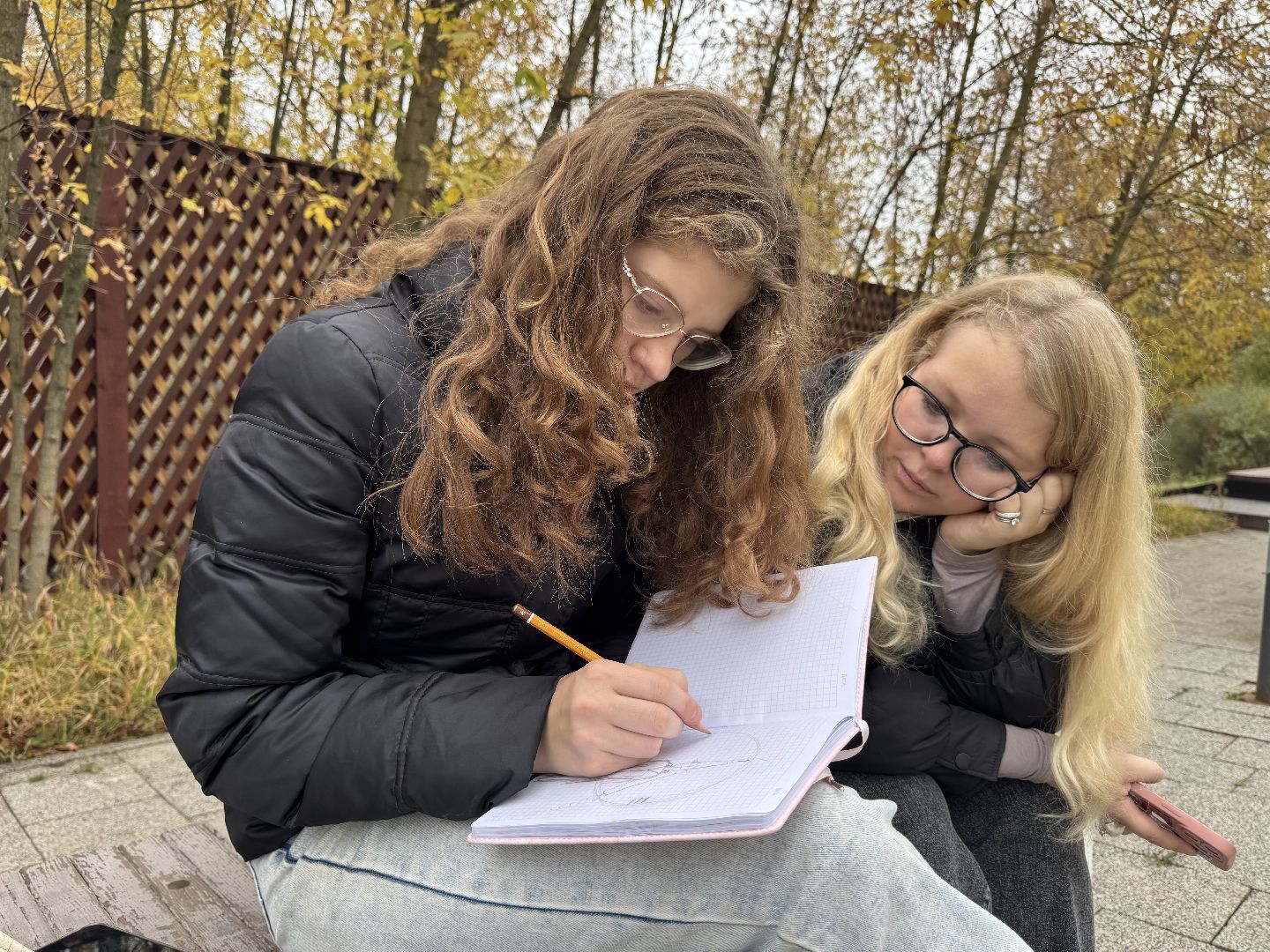 Анна Шевченко балашиха, рисунок Майкла Лунна на остановке у городской фабрики в Балашихе, фабрика 1830,