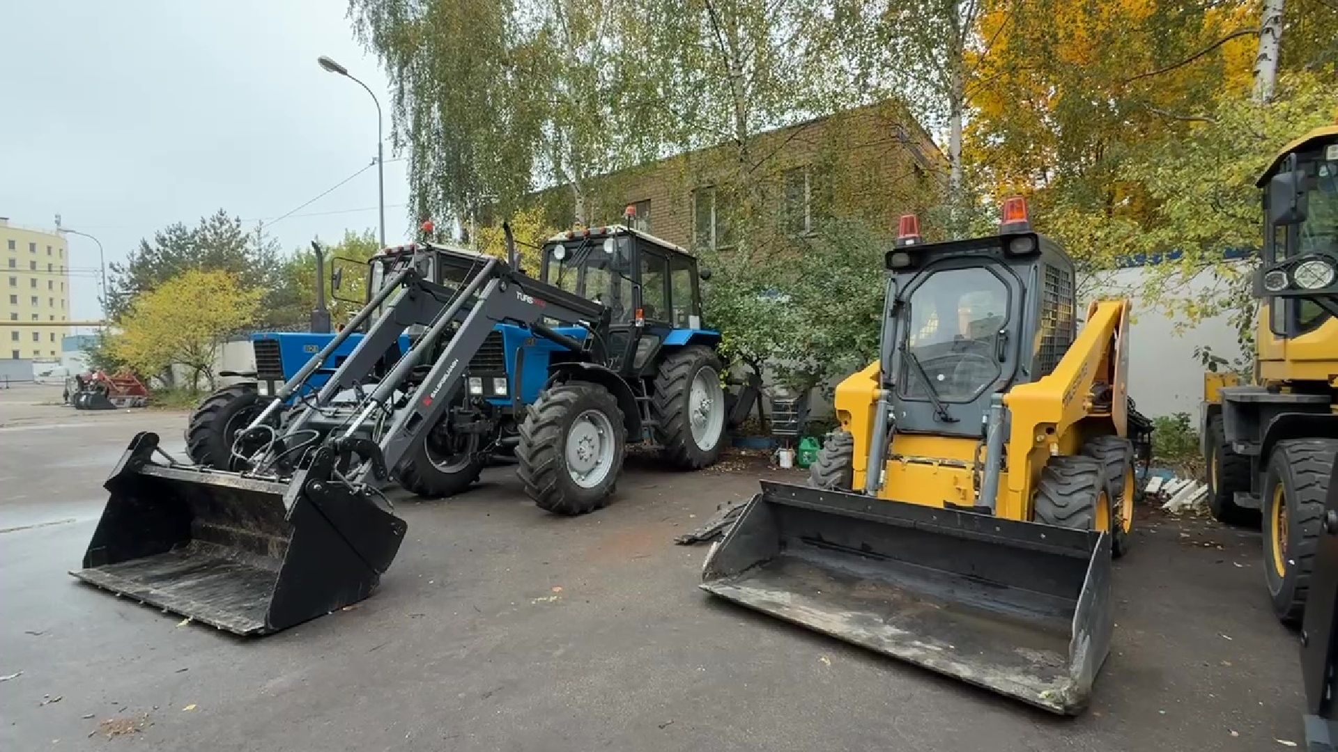 Реутов, техника к зиме, тракторы, навесное оборудование,