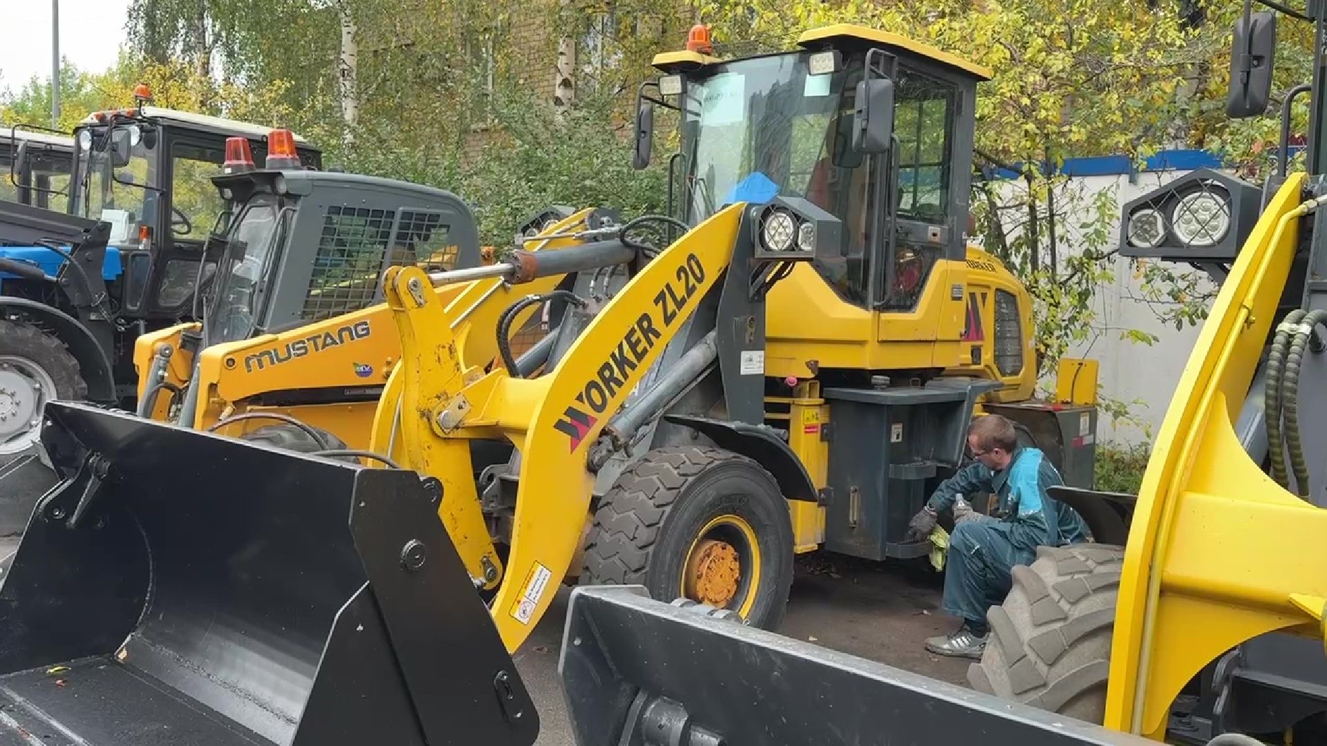 Реутов, техника к зиме, тракторы, навесное оборудование,