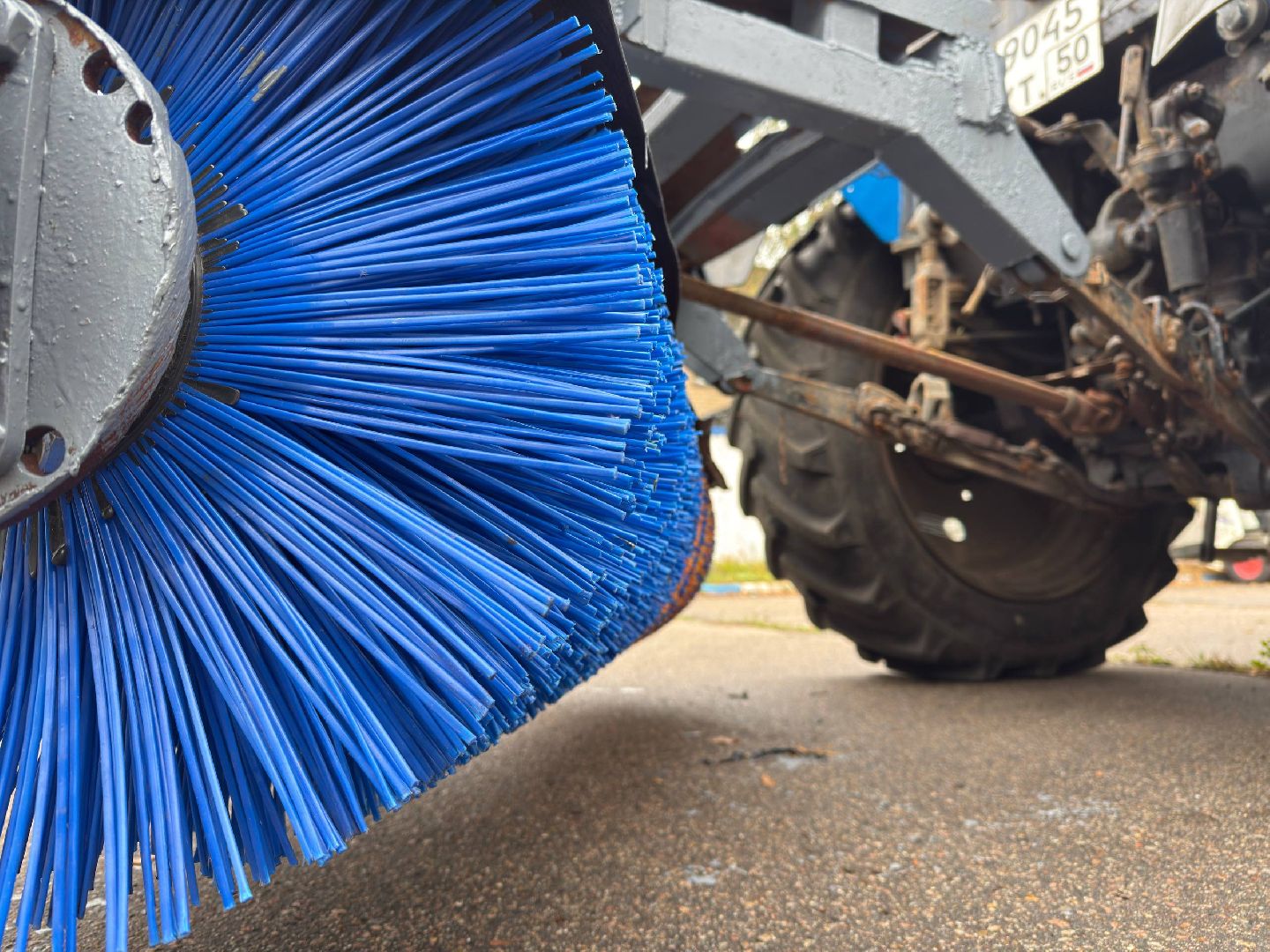 Реутов, техника к зиме, тракторы, навесное оборудование,