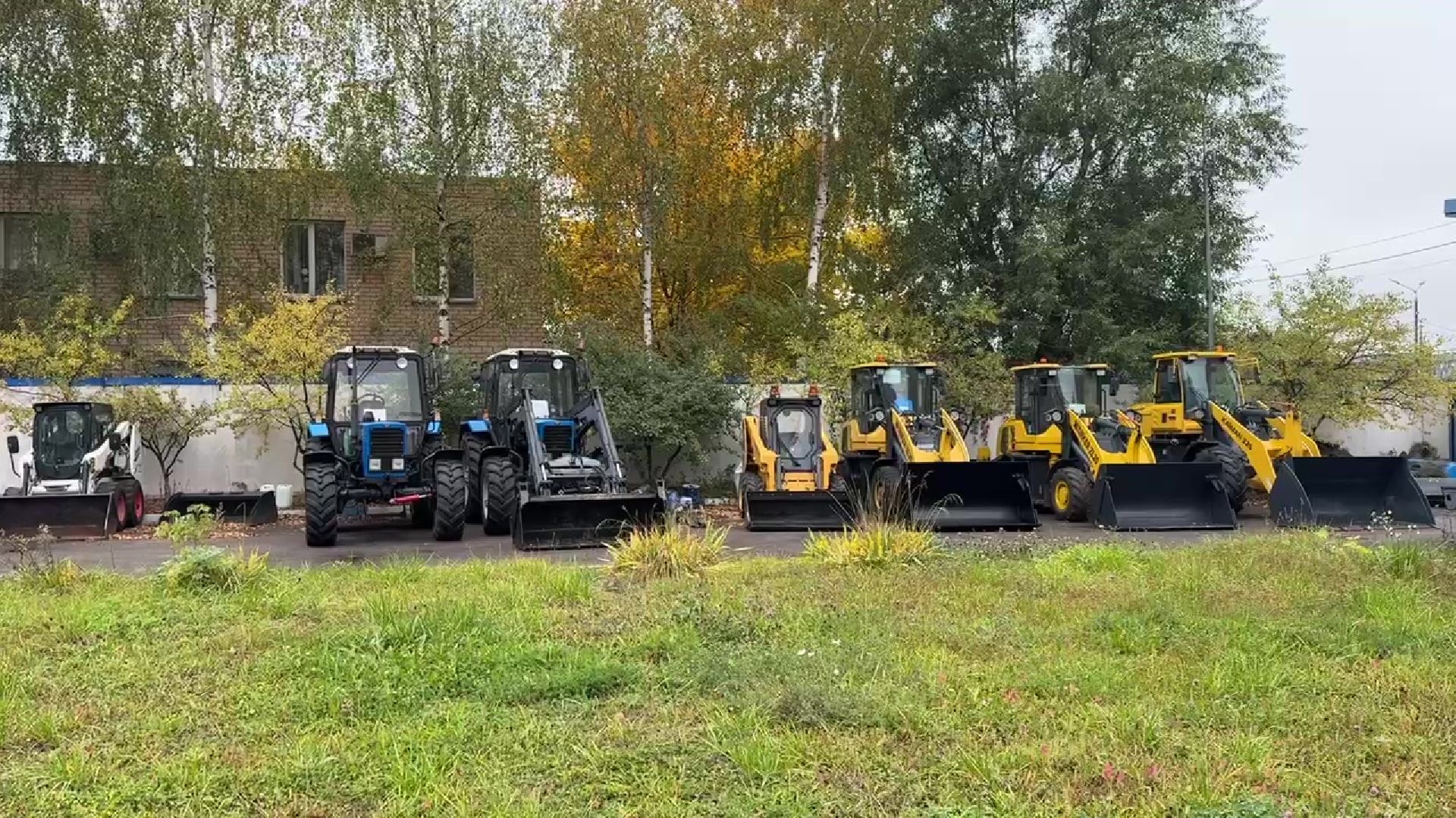 Реутов, техника к зиме, тракторы, навесное оборудование,