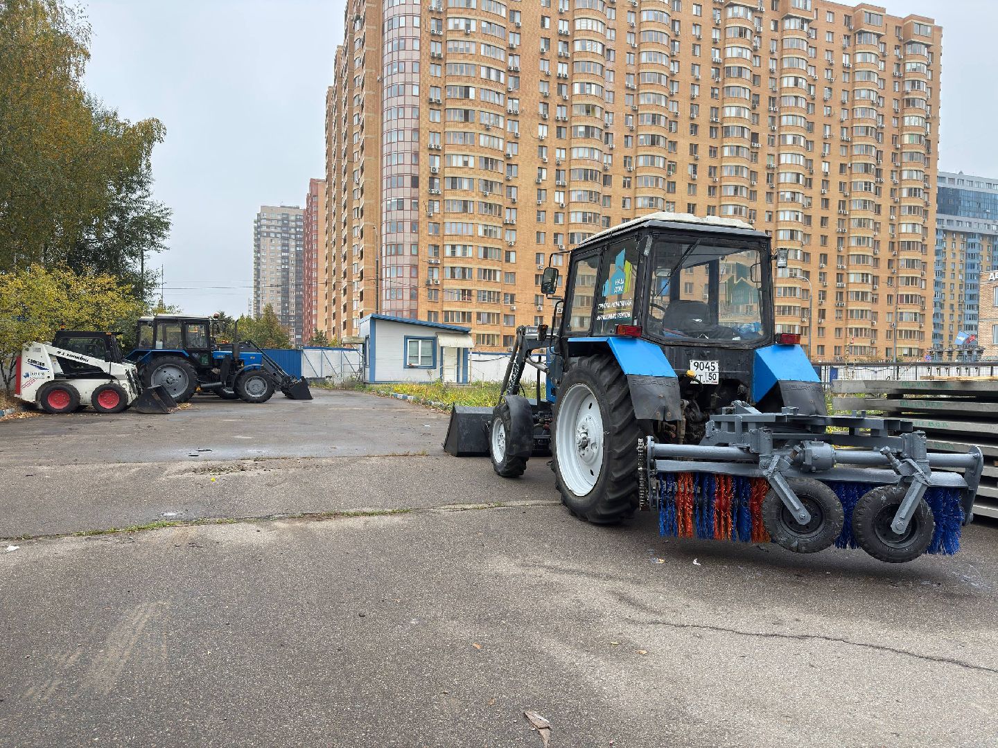 Реутов, техника к зиме, тракторы, навесное оборудование,