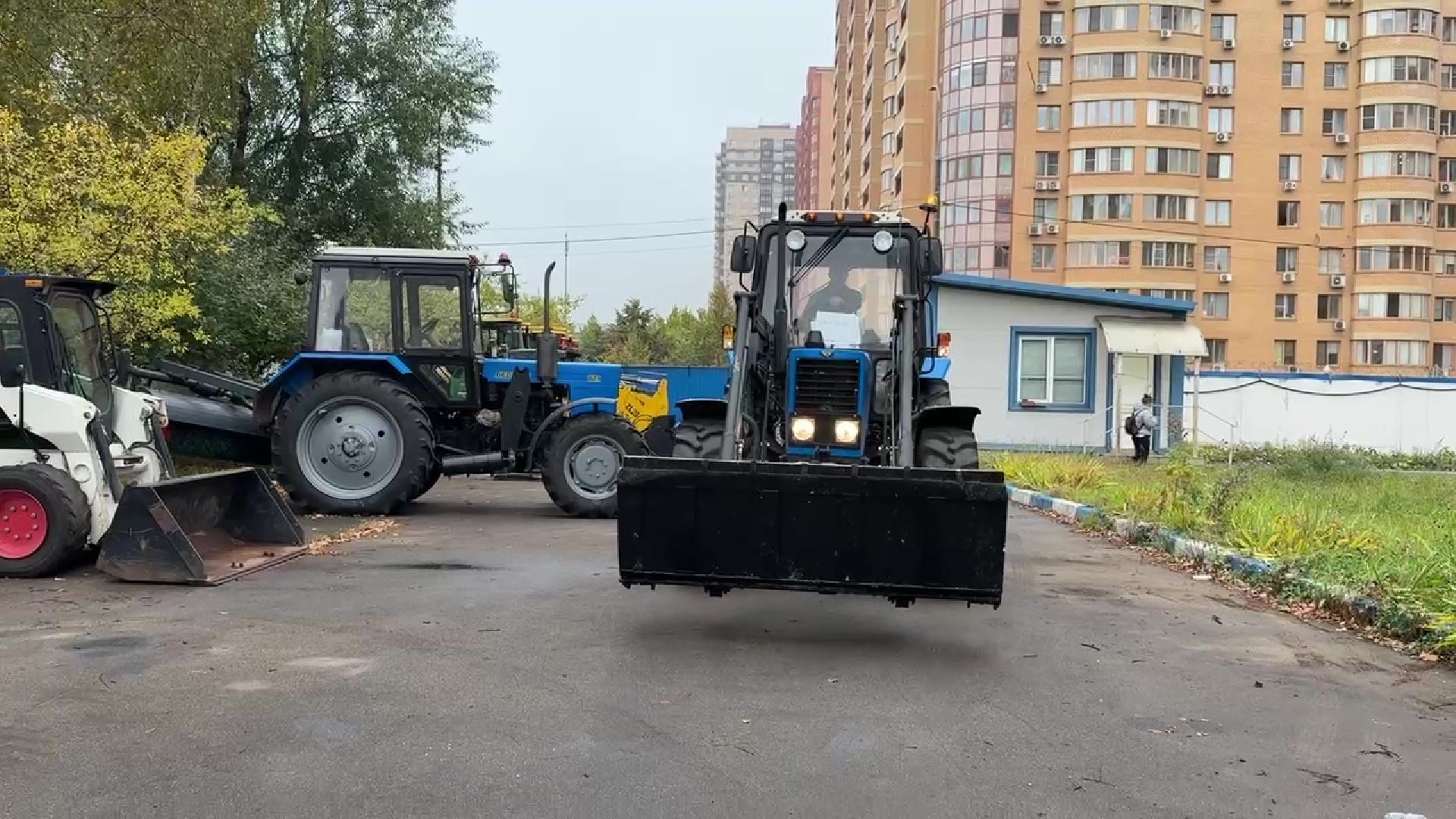 Реутов, техника к зиме, тракторы, навесное оборудование,