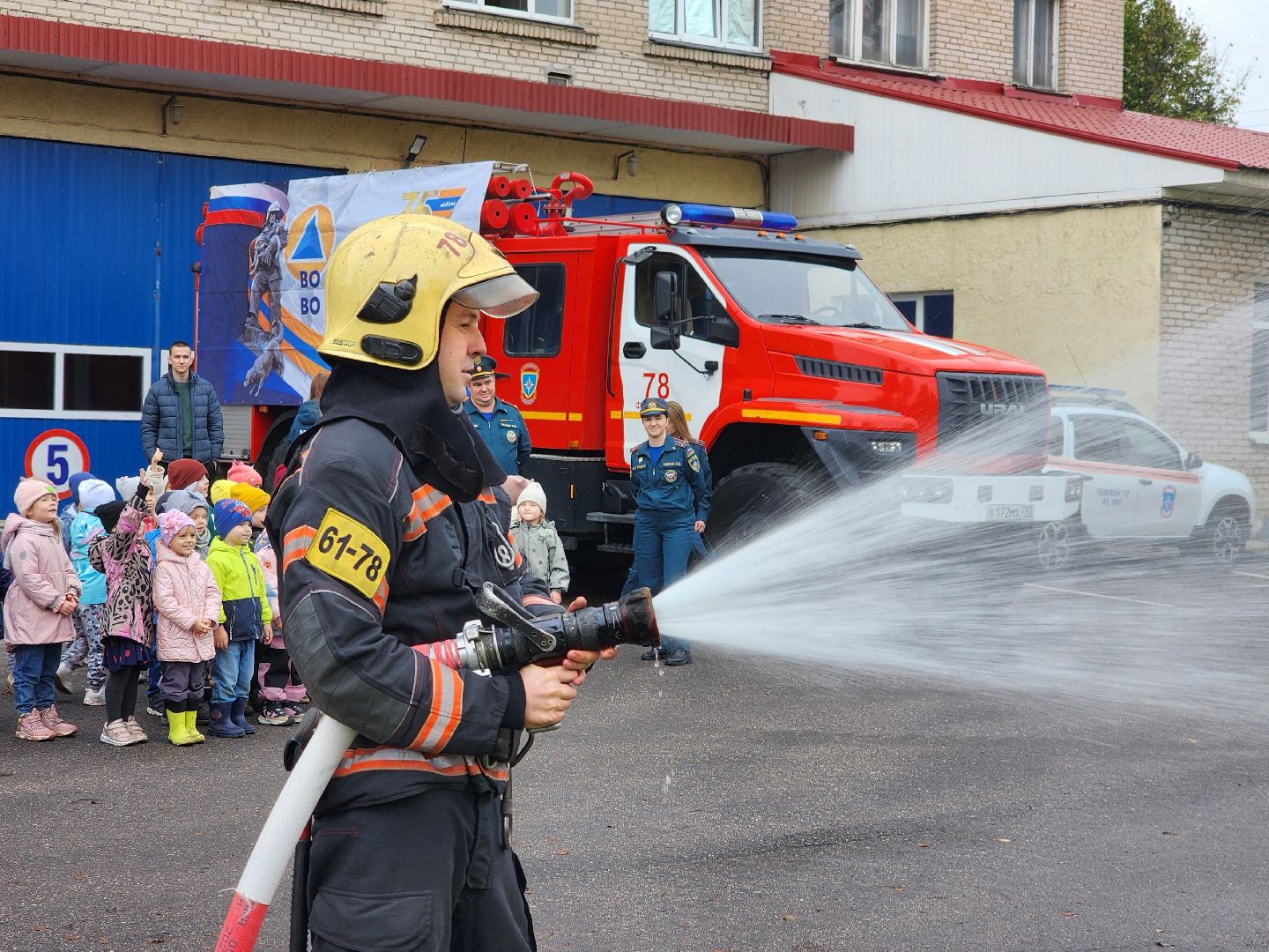 фрязино, пожарно-спасательная часть, экскурсия, мчс 35 лет, посадка деревьев,