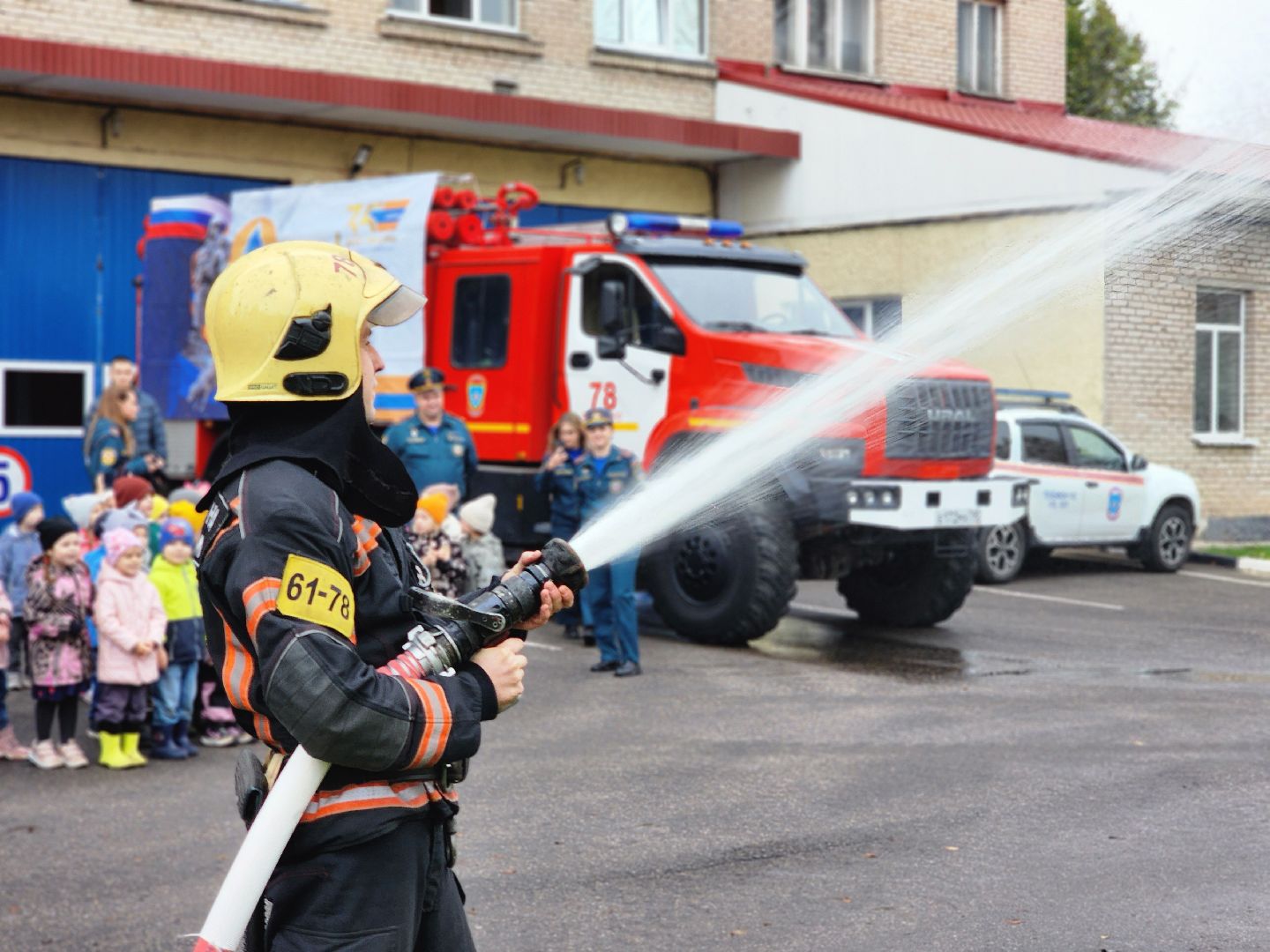фрязино, пожарно-спасательная часть, экскурсия, мчс 35 лет, посадка деревьев,