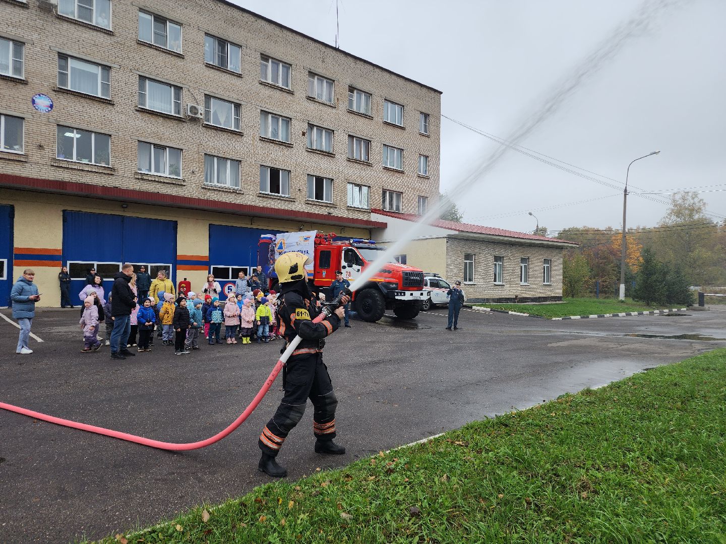 фрязино, пожарно-спасательная часть, экскурсия, мчс 35 лет, посадка деревьев,