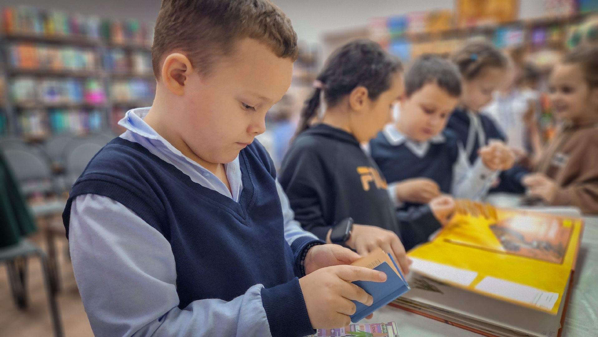 бронницы, посвящение в читатели, библиотека бронниц, первоклассники в библиотеке, дети,