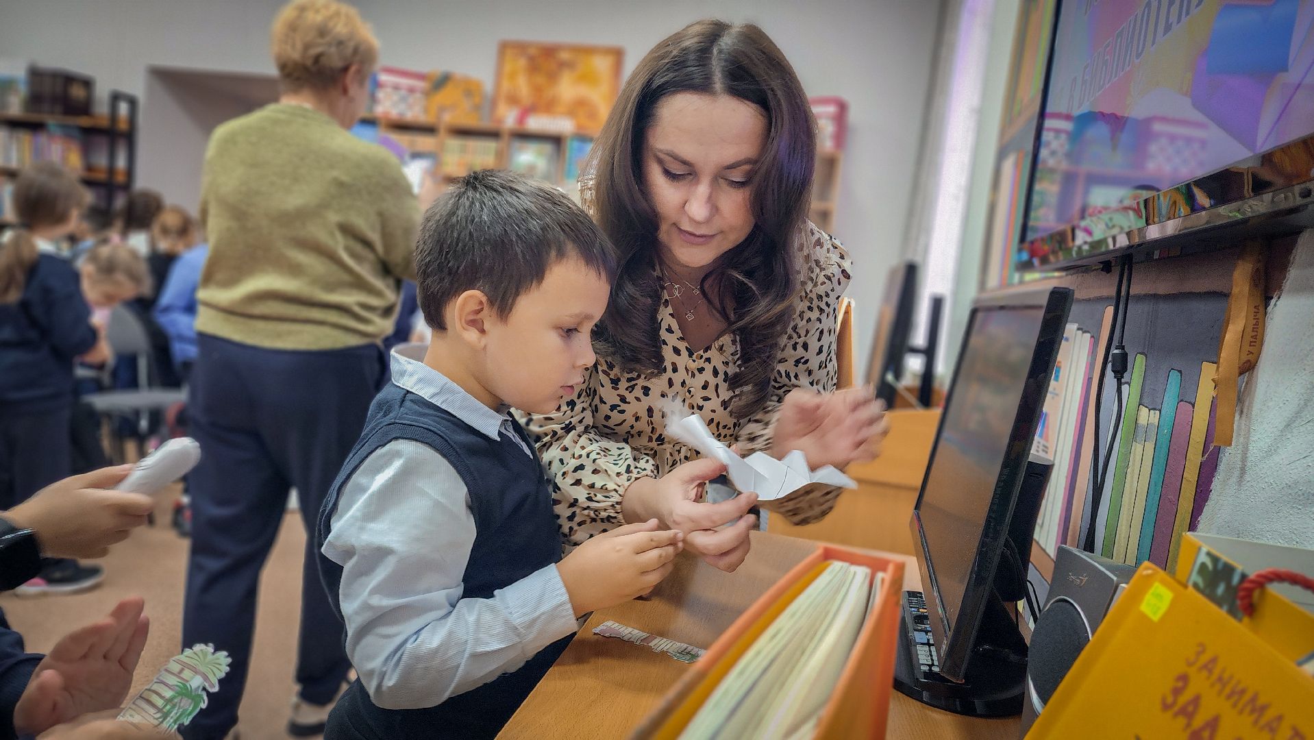 бронницы, посвящение в читатели, библиотека бронниц, первоклассники в библиотеке, дети,