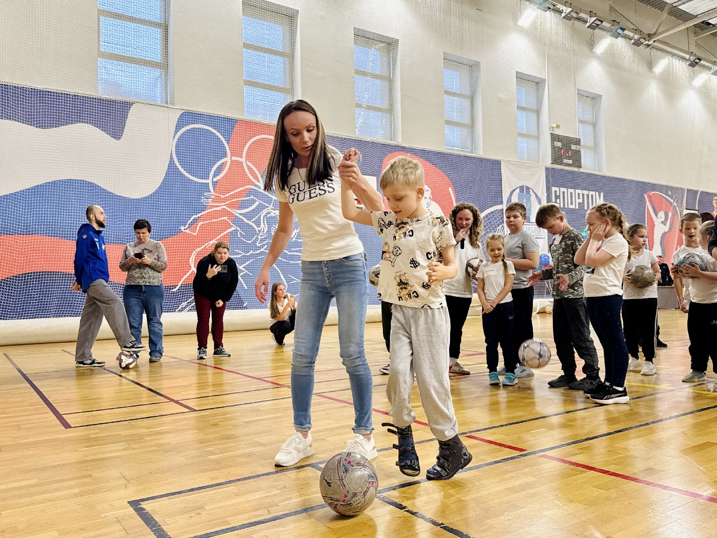 леон сатурн, раменский сатурн, благотворительный мастер-класс, мастер-класс от футболистов, дети с овз,
