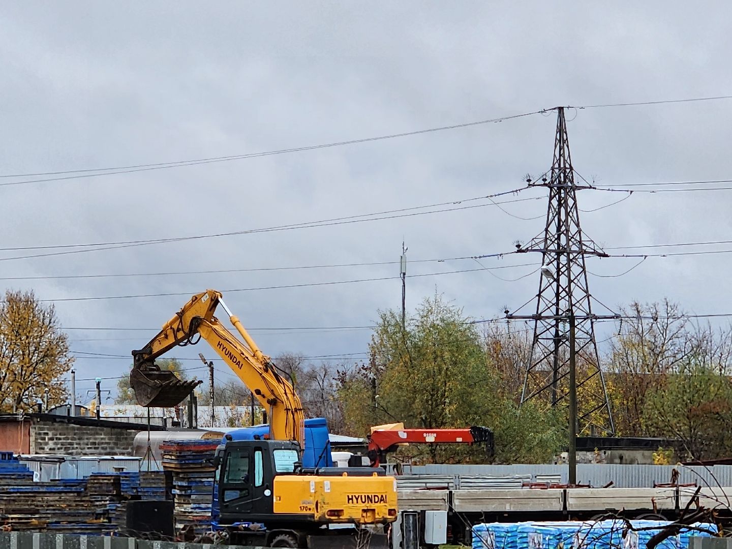 чехов, улица чехова 8а, гимназия 2, новая пристройка, строительство, реконструкция, зона для мытья колес грузовиков, временная подъездная дорога, стройгородок, котлован, устранение второй смены в гимназии, госпрограмма московской области, строительство и капремонт социальных объектов,