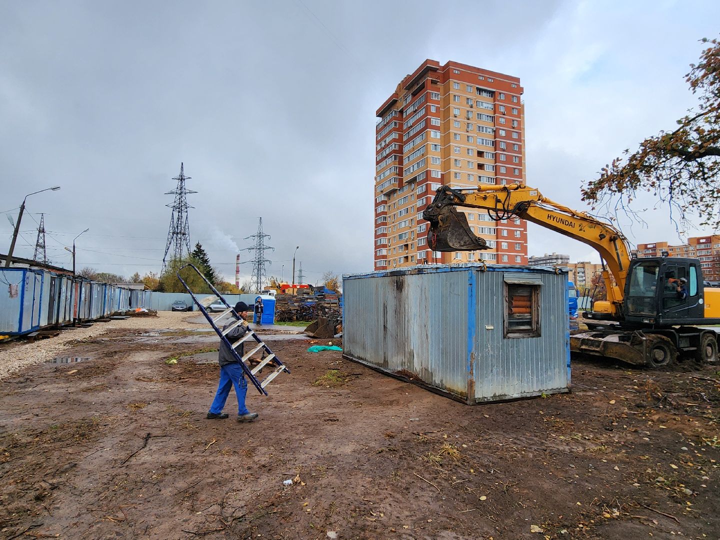 чехов, улица чехова 8а, гимназия 2, новая пристройка, строительство, реконструкция, зона для мытья колес грузовиков, временная подъездная дорога, стройгородок, котлован, устранение второй смены в гимназии, госпрограмма московской области, строительство и капремонт социальных объектов,