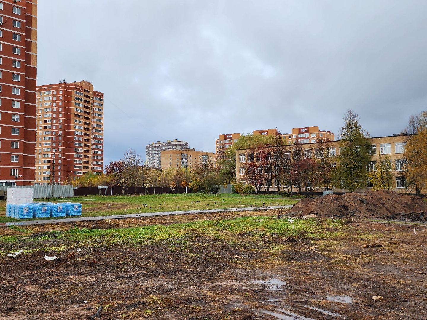 чехов, улица чехова 8а, гимназия 2, новая пристройка, строительство, реконструкция, зона для мытья колес грузовиков, временная подъездная дорога, стройгородок, котлован, устранение второй смены в гимназии, госпрограмма московской области, строительство и капремонт социальных объектов,