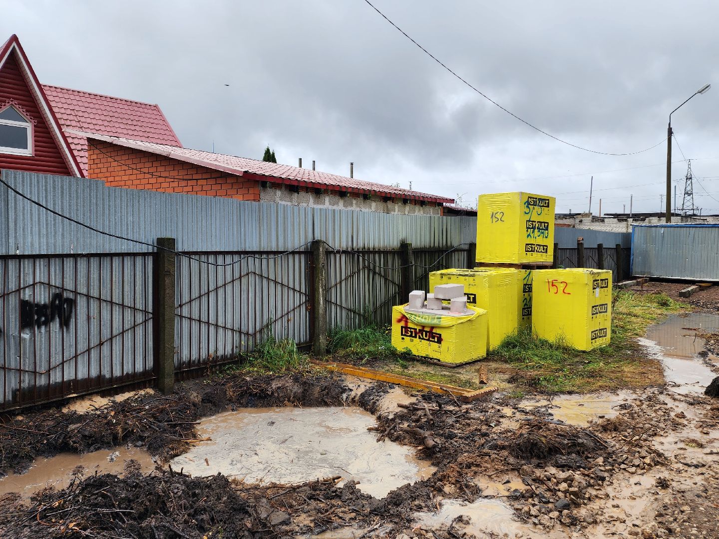 чехов, улица чехова 8а, гимназия 2, новая пристройка, строительство, реконструкция, зона для мытья колес грузовиков, временная подъездная дорога, стройгородок, котлован, устранение второй смены в гимназии, госпрограмма московской области, строительство и капремонт социальных объектов,