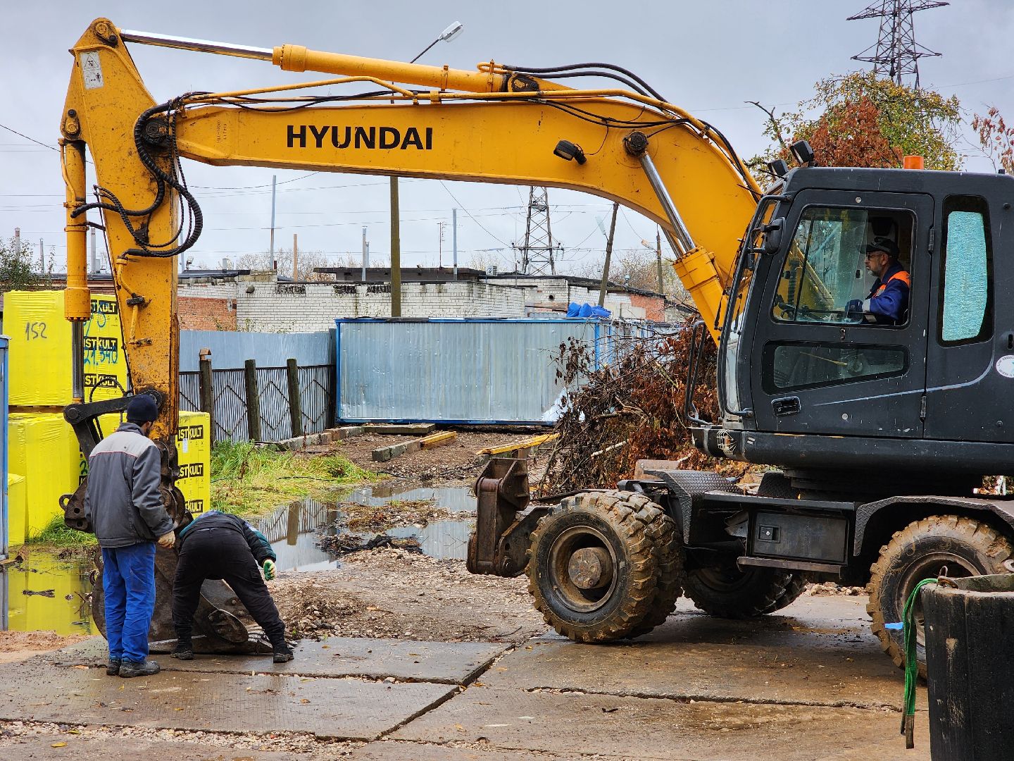 чехов, улица чехова 8а, гимназия 2, новая пристройка, строительство, реконструкция, зона для мытья колес грузовиков, временная подъездная дорога, стройгородок, котлован, устранение второй смены в гимназии, госпрограмма московской области, строительство и капремонт социальных объектов,