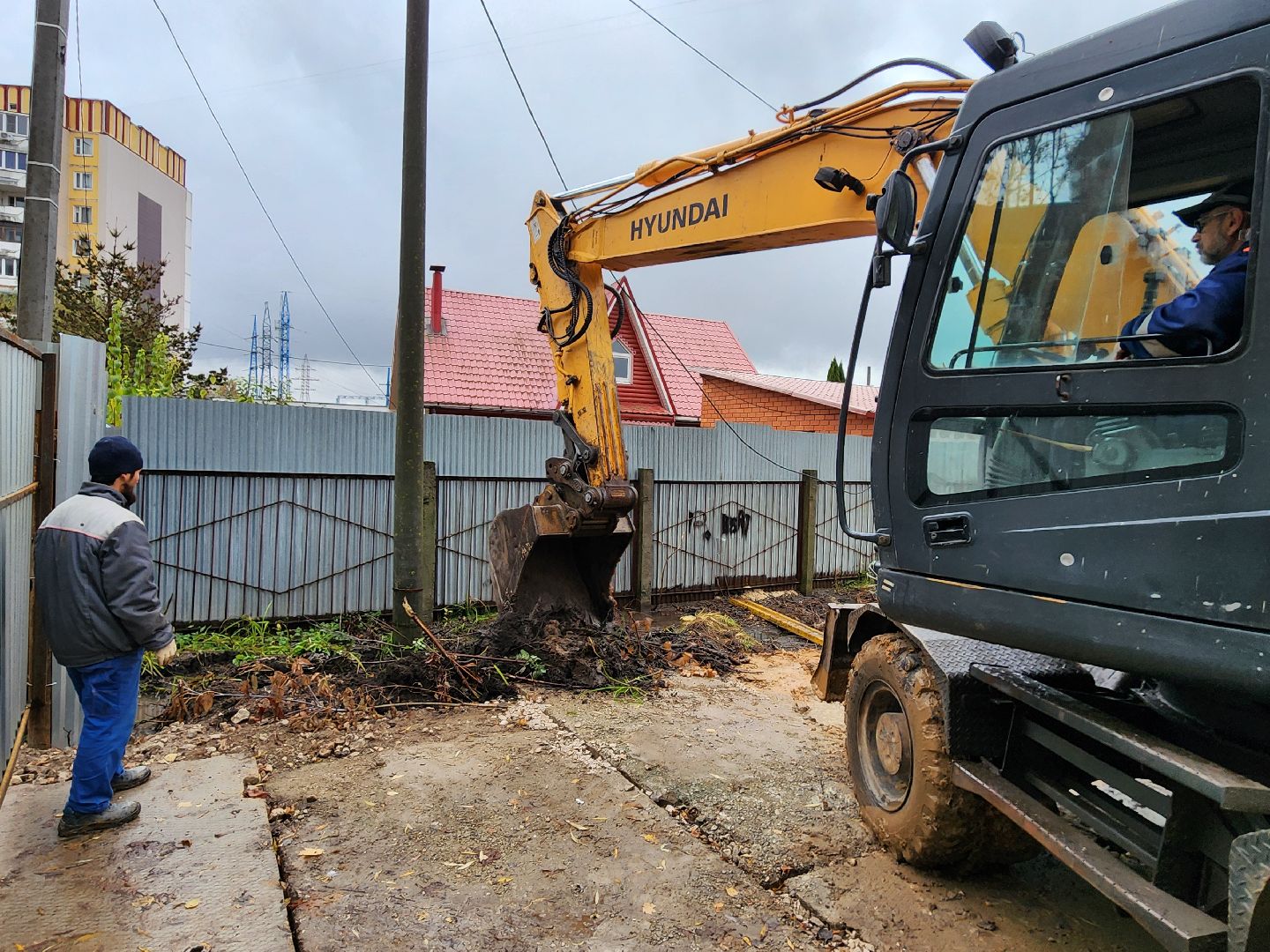 чехов, улица чехова 8а, гимназия 2, новая пристройка, строительство, реконструкция, зона для мытья колес грузовиков, временная подъездная дорога, стройгородок, котлован, устранение второй смены в гимназии, госпрограмма московской области, строительство и капремонт социальных объектов,