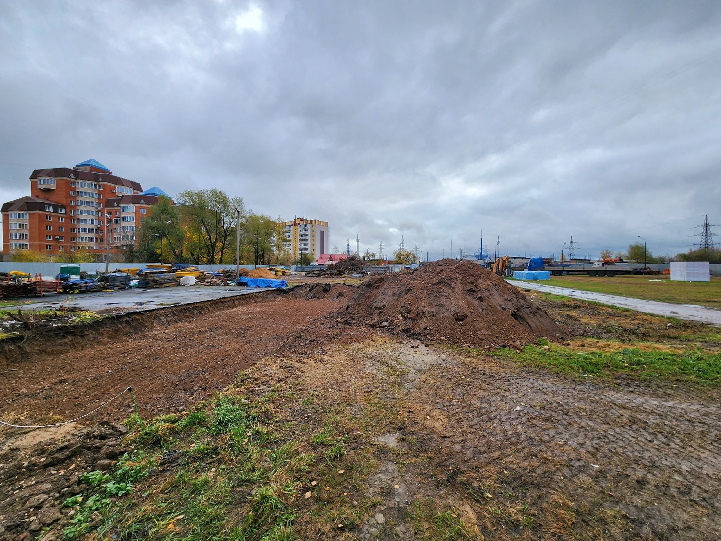 чехов, улица чехова 8а, гимназия 2, новая пристройка, строительство, реконструкция, зона для мытья колес грузовиков, временная подъездная дорога, стройгородок, котлован, устранение второй смены в гимназии, госпрограмма московской области, строительство и капремонт социальных объектов,