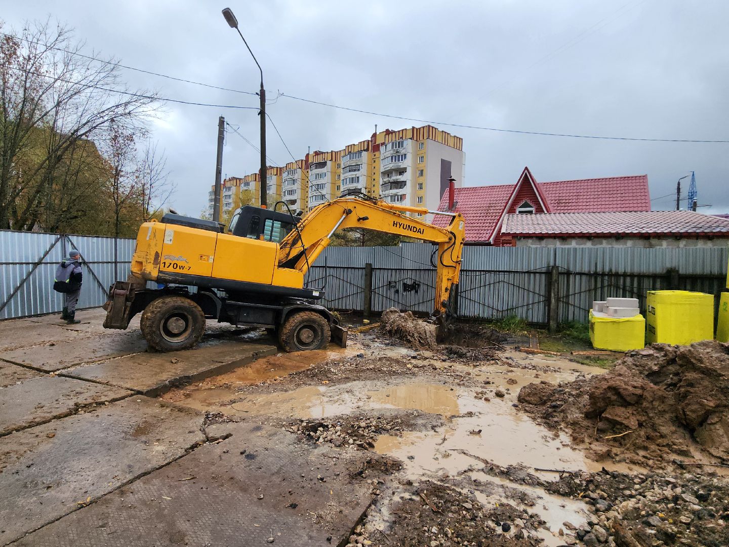 чехов, улица чехова 8а, гимназия 2, новая пристройка, строительство, реконструкция, зона для мытья колес грузовиков, временная подъездная дорога, стройгородок, котлован, устранение второй смены в гимназии, госпрограмма московской области, строительство и капремонт социальных объектов,