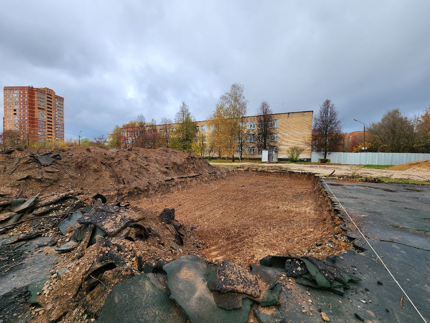 чехов, улица чехова 8а, гимназия 2, новая пристройка, строительство, реконструкция, зона для мытья колес грузовиков, временная подъездная дорога, стройгородок, котлован, устранение второй смены в гимназии, госпрограмма московской области, строительство и капремонт социальных объектов,