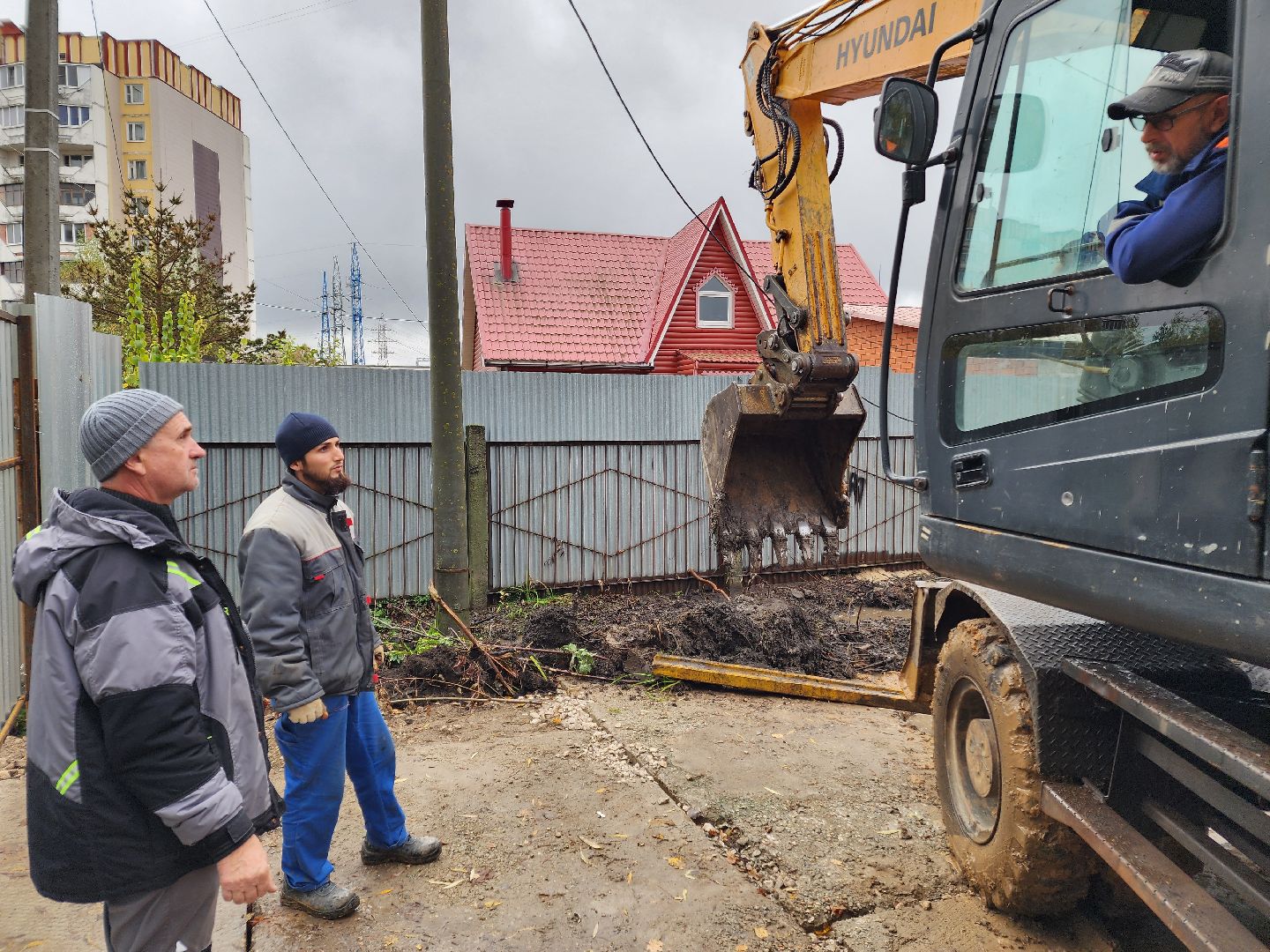 чехов, улица чехова 8а, гимназия 2, новая пристройка, строительство, реконструкция, зона для мытья колес грузовиков, временная подъездная дорога, стройгородок, котлован, устранение второй смены в гимназии, госпрограмма московской области, строительство и капремонт социальных объектов,