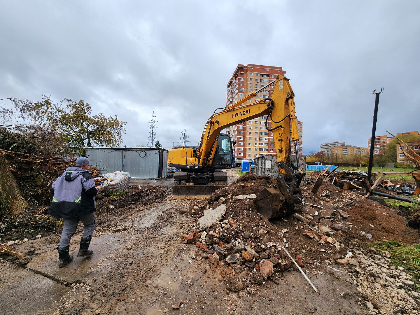 чехов, улица чехова 8а, гимназия 2, новая пристройка, строительство, реконструкция, зона для мытья колес грузовиков, временная подъездная дорога, стройгородок, котлован, устранение второй смены в гимназии, госпрограмма московской области, строительство и капремонт социальных объектов,