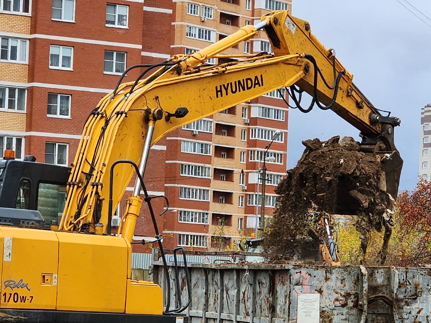 чехов, улица чехова 8а, гимназия 2, новая пристройка, строительство, реконструкция, зона для мытья колес грузовиков, временная подъездная дорога, стройгородок, котлован, устранение второй смены в гимназии, госпрограмма московской области, строительство и капремонт социальных объектов,