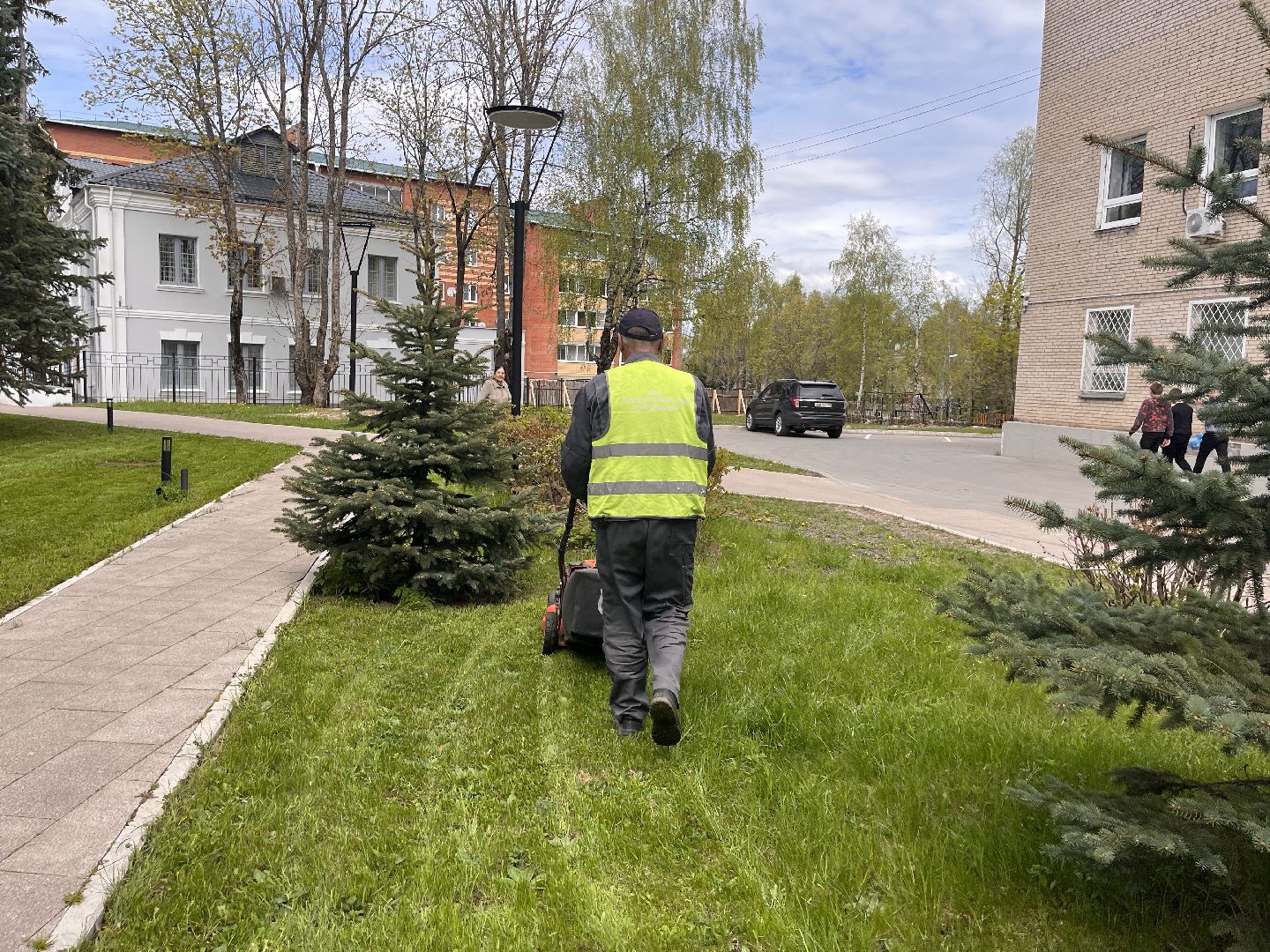 Шаховская, трава, коммунальные службы