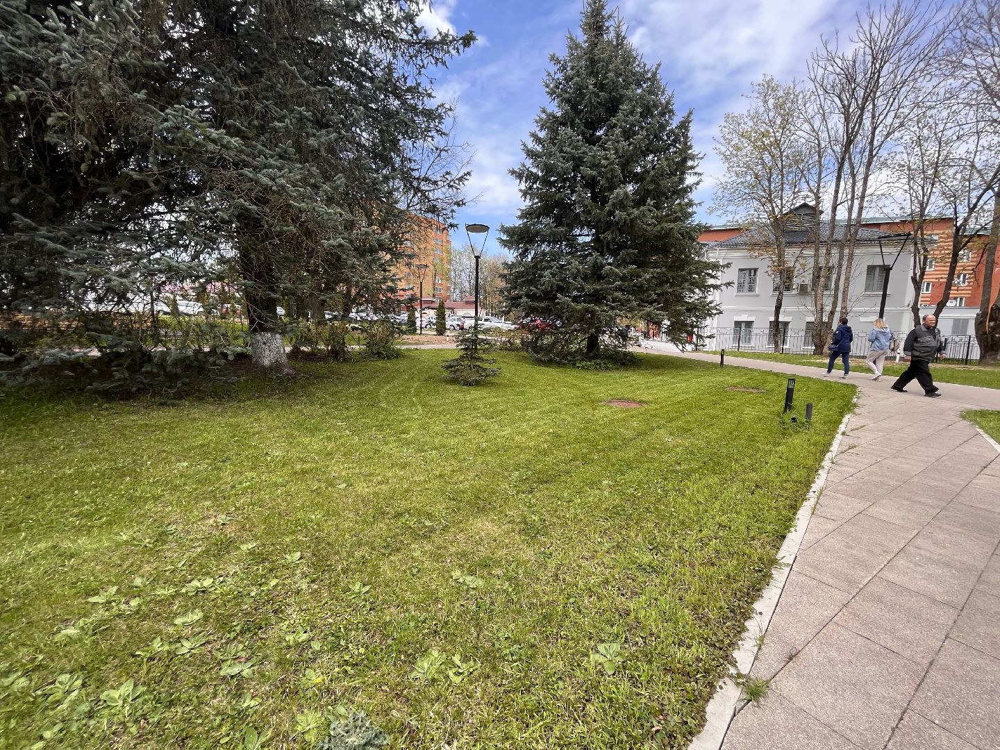 Шаховская, трава, коммунальные службы