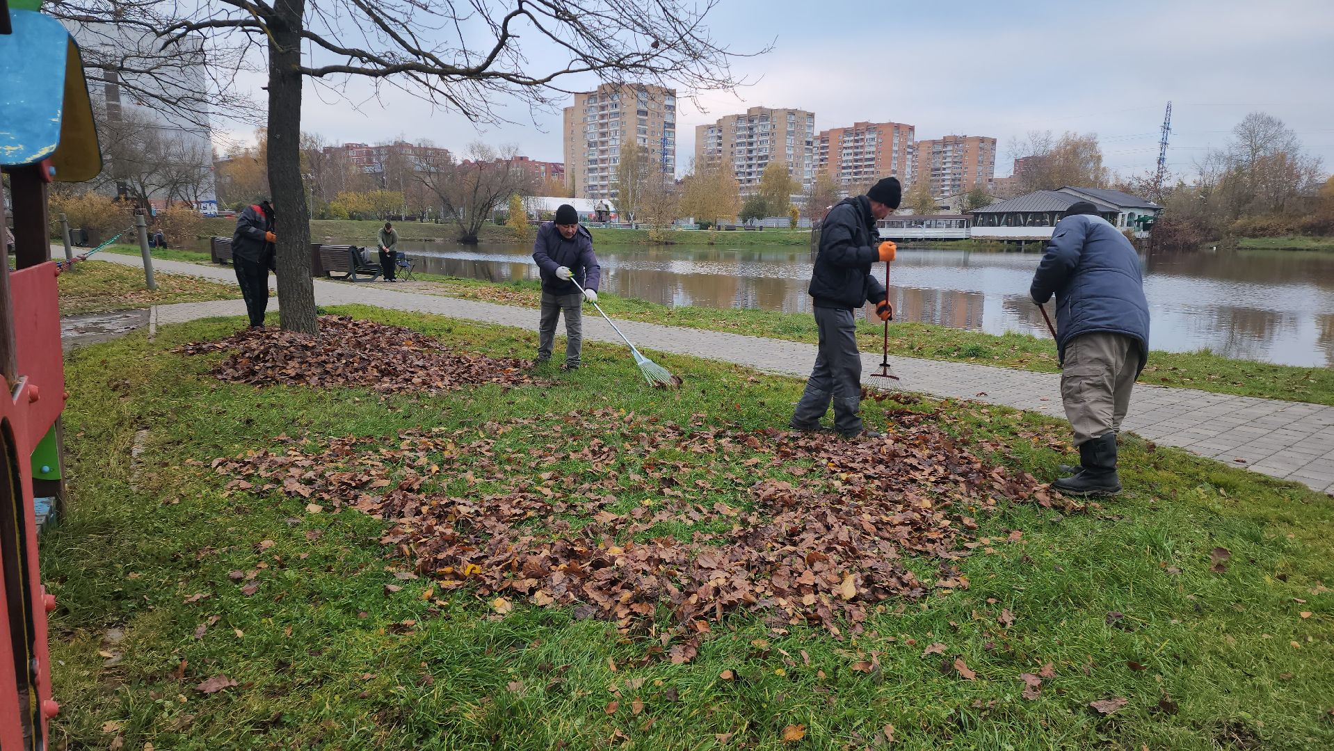 Осень, уборка листьев, уборка листвы, Лобня,