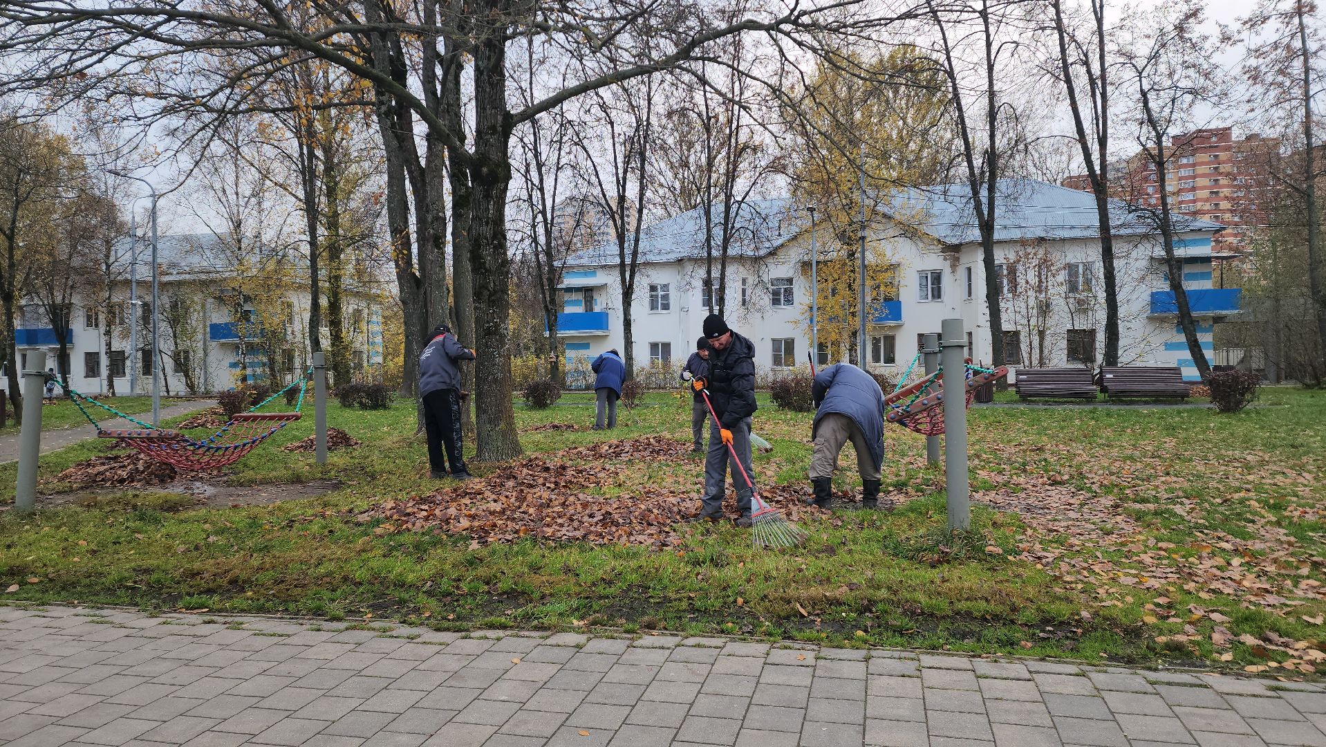 Осень, уборка листьев, уборка листвы, Лобня,